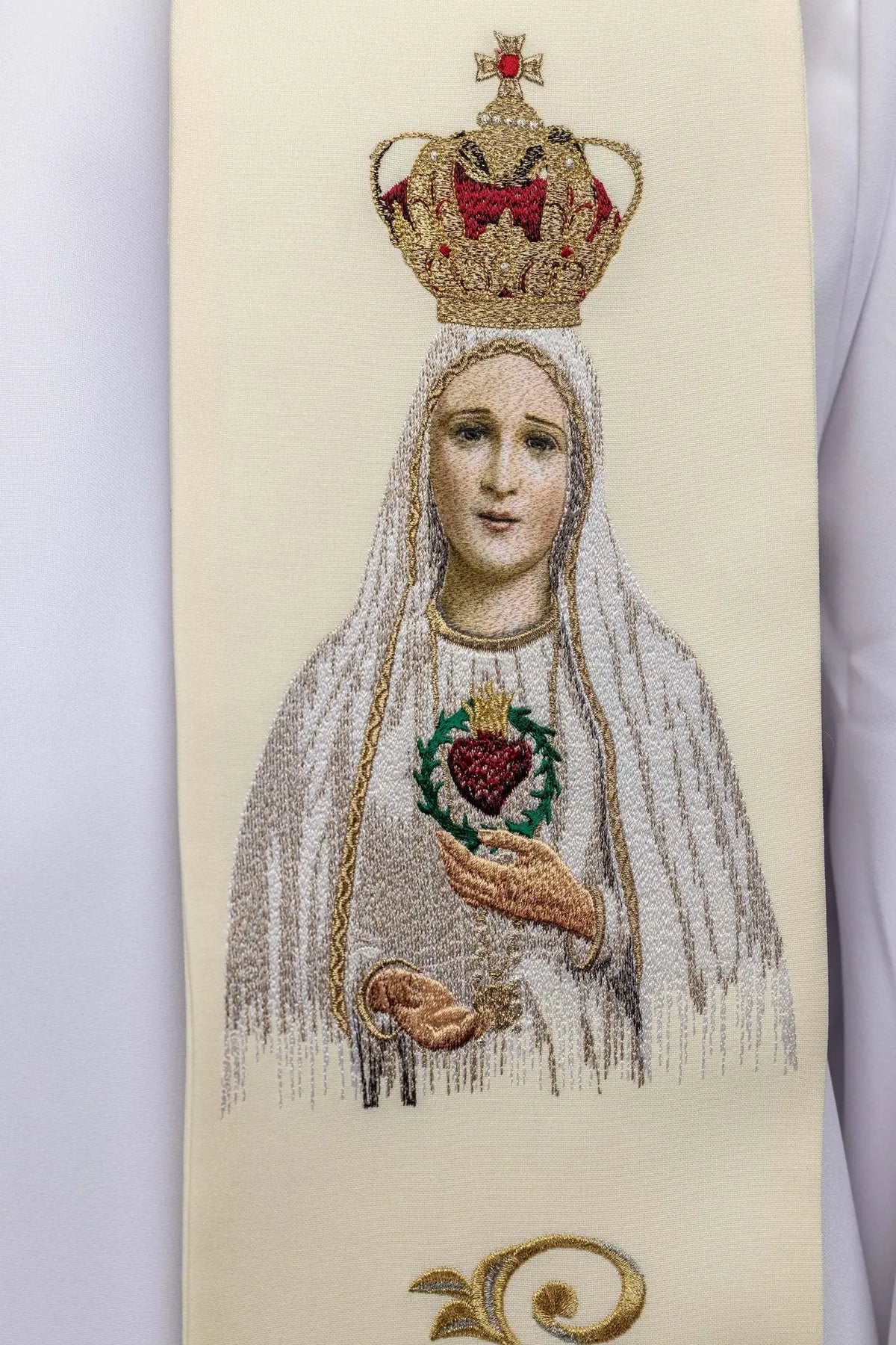 Marfil estola con imagen bordada de Nuestra Señora de Fátima, detalle del bordado