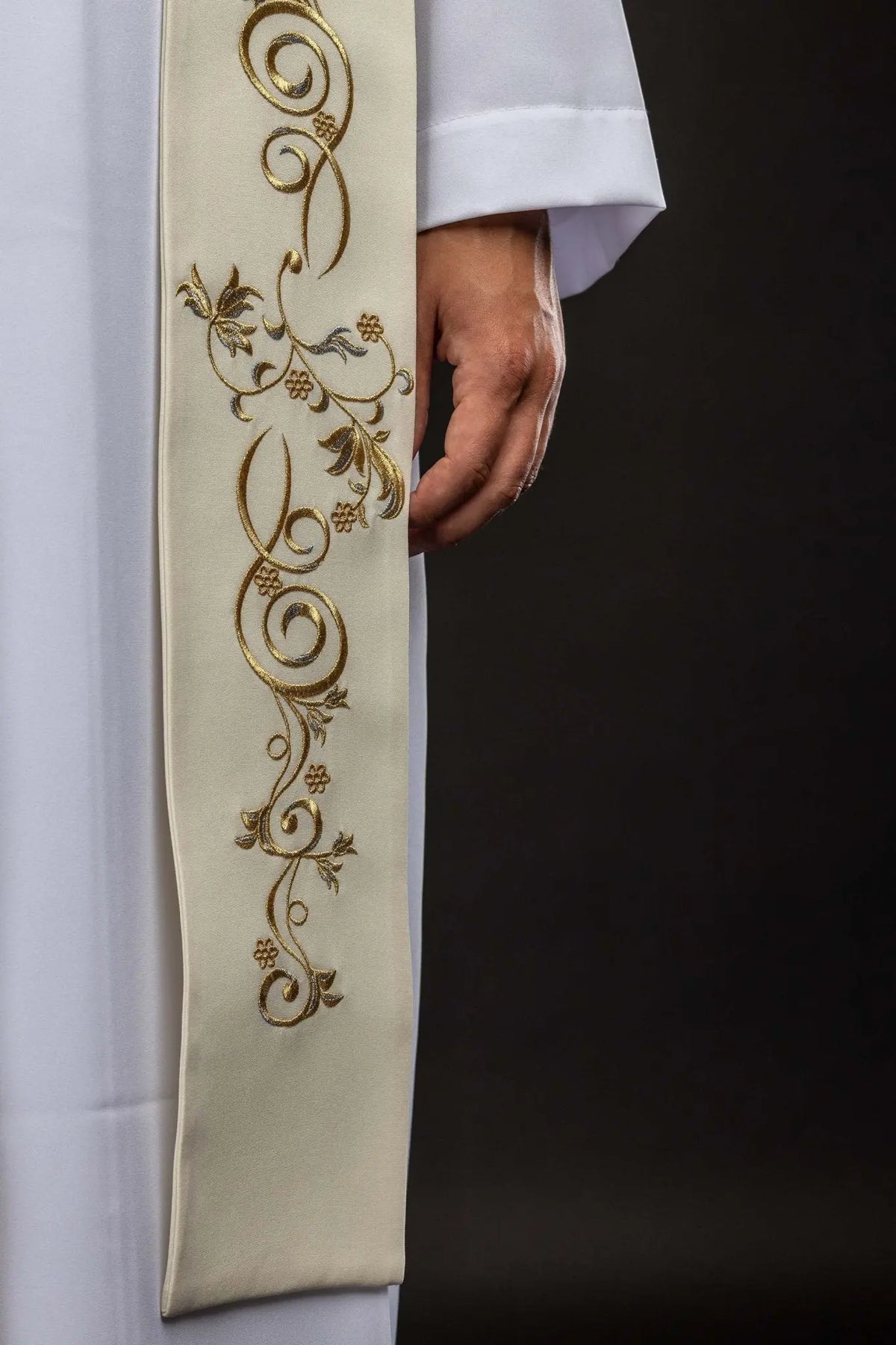 Marfil estola con bordado floral dorado, detalle del extremo