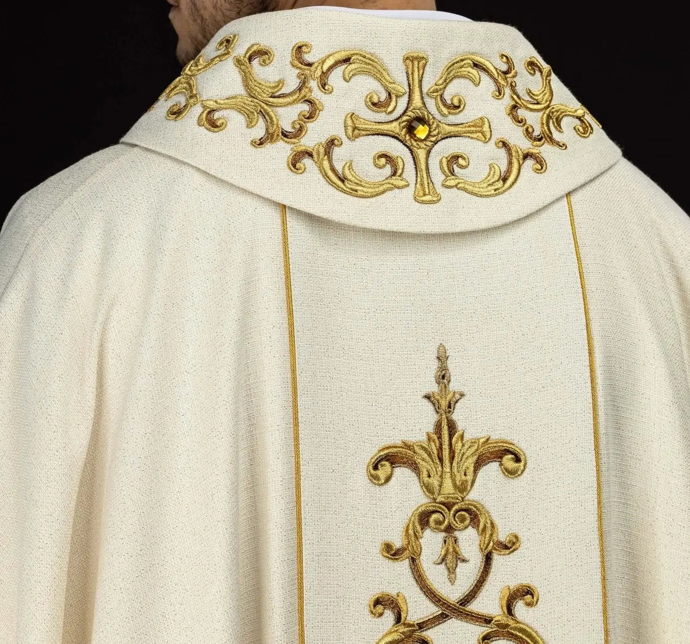 Casulla ricamente bordada con Nuestra Señora del Rosario