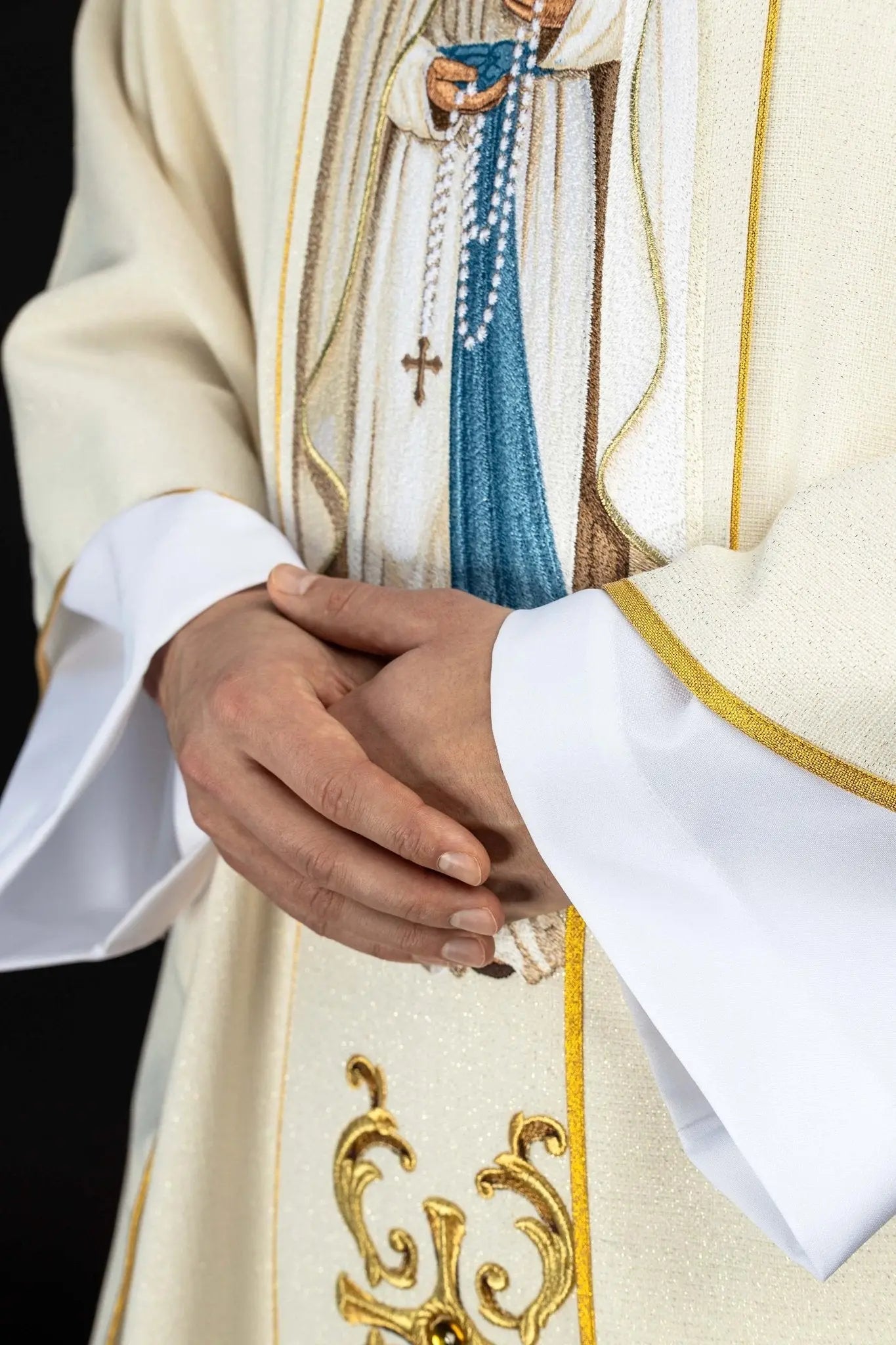 Casulla ricamente bordada con Nuestra Señora del Rosario