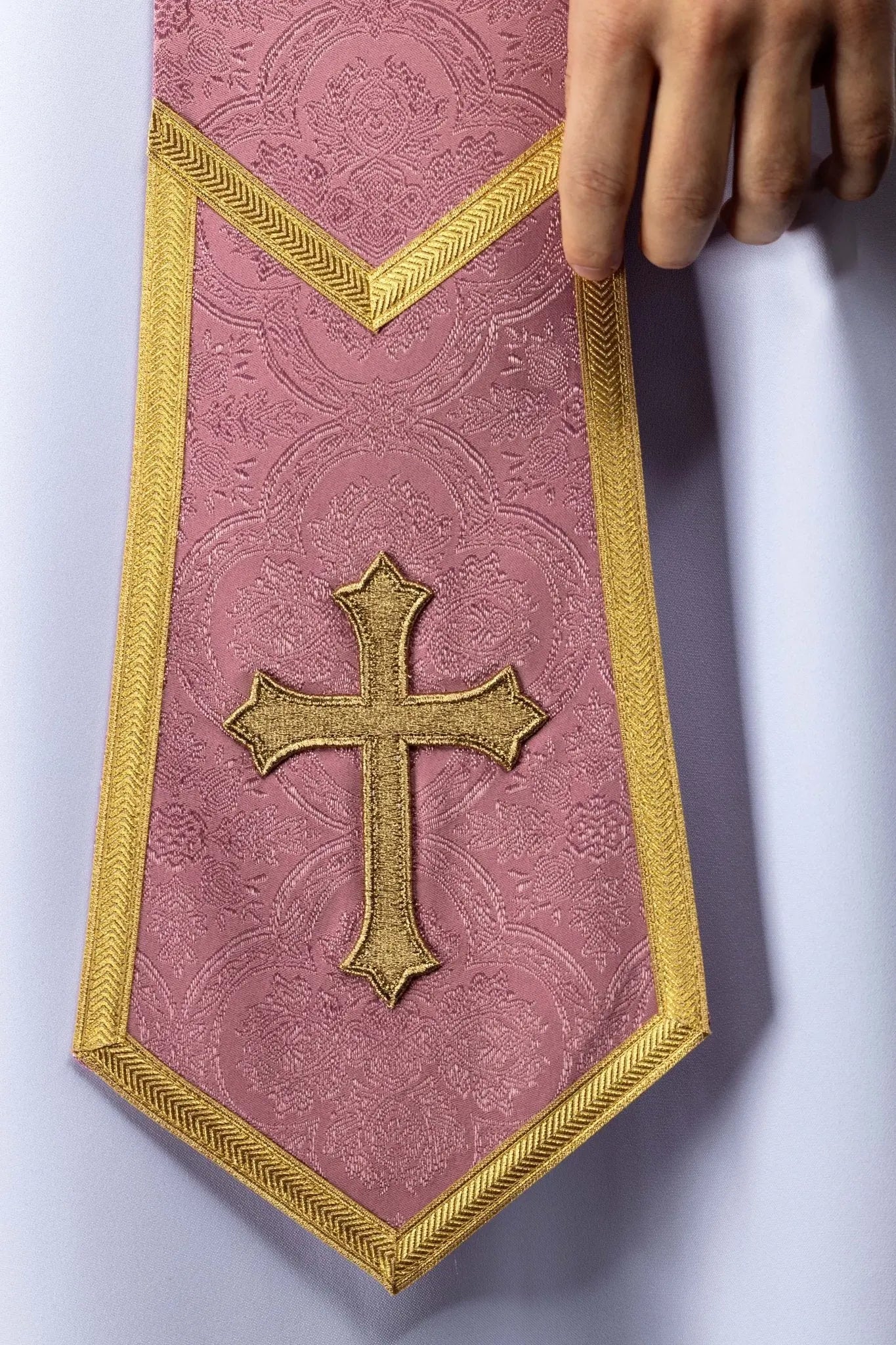 Estola de Jacquard Rosa con Cruz Bordada