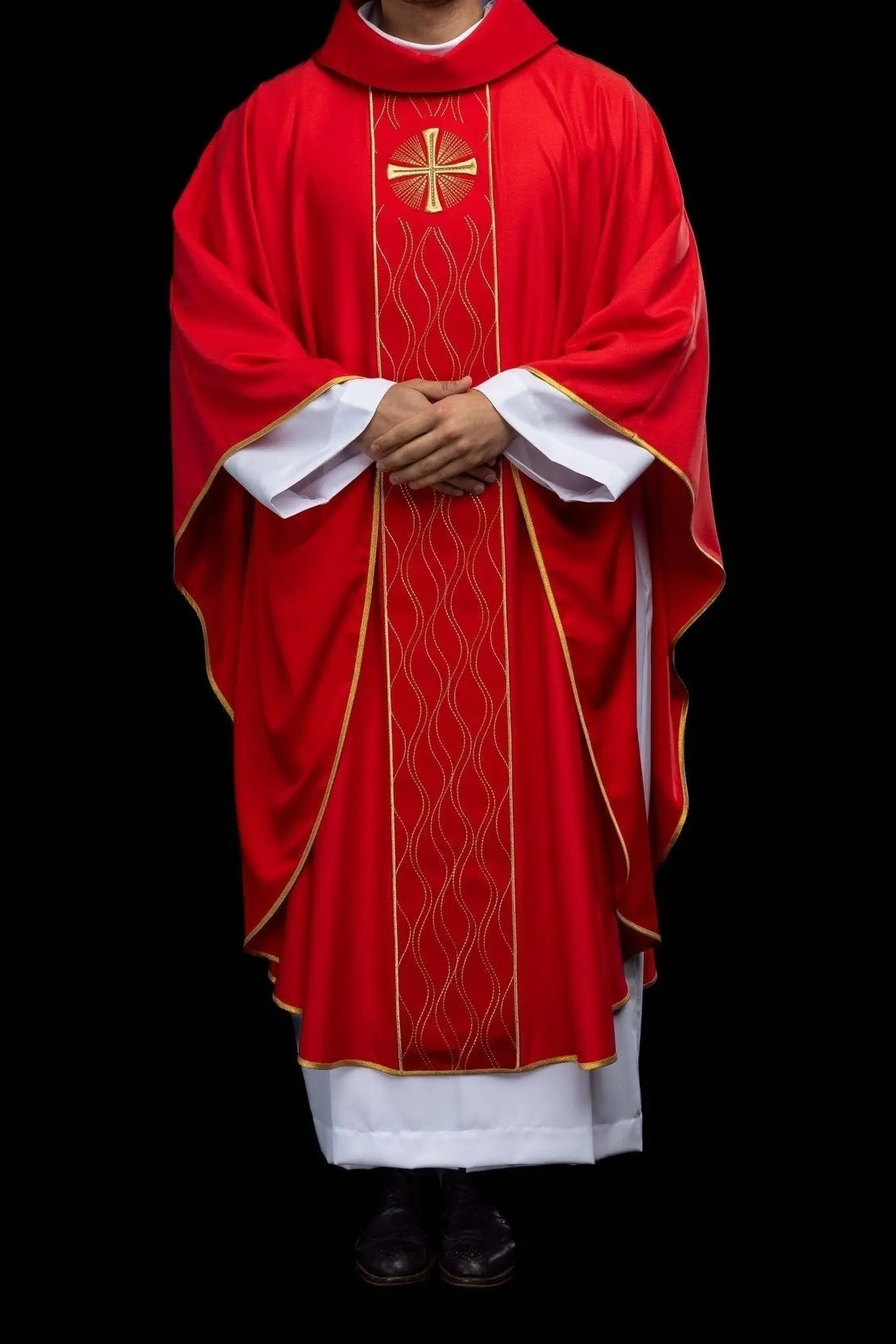 Casulla roja bordada con Cruz