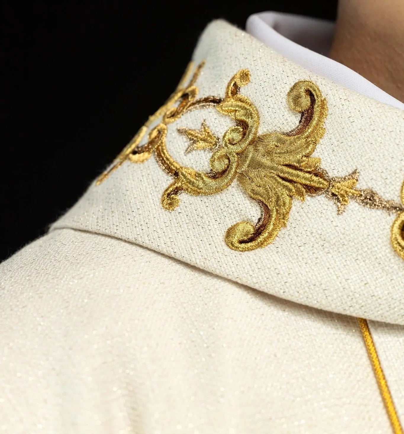 Casulla ricamente bordada con Nuestra Señora del Rosario