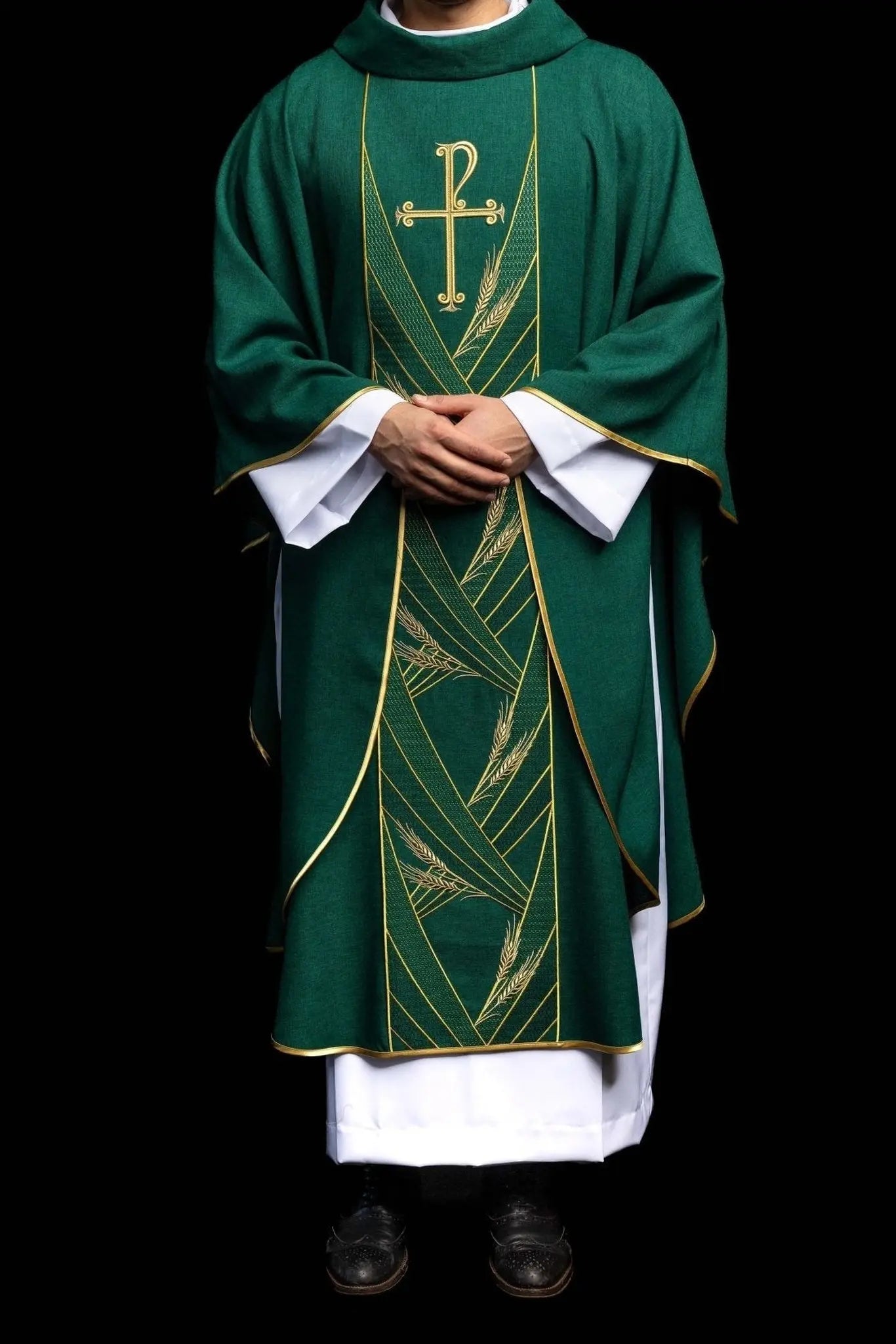 Casulla verde con banda PAX bordada