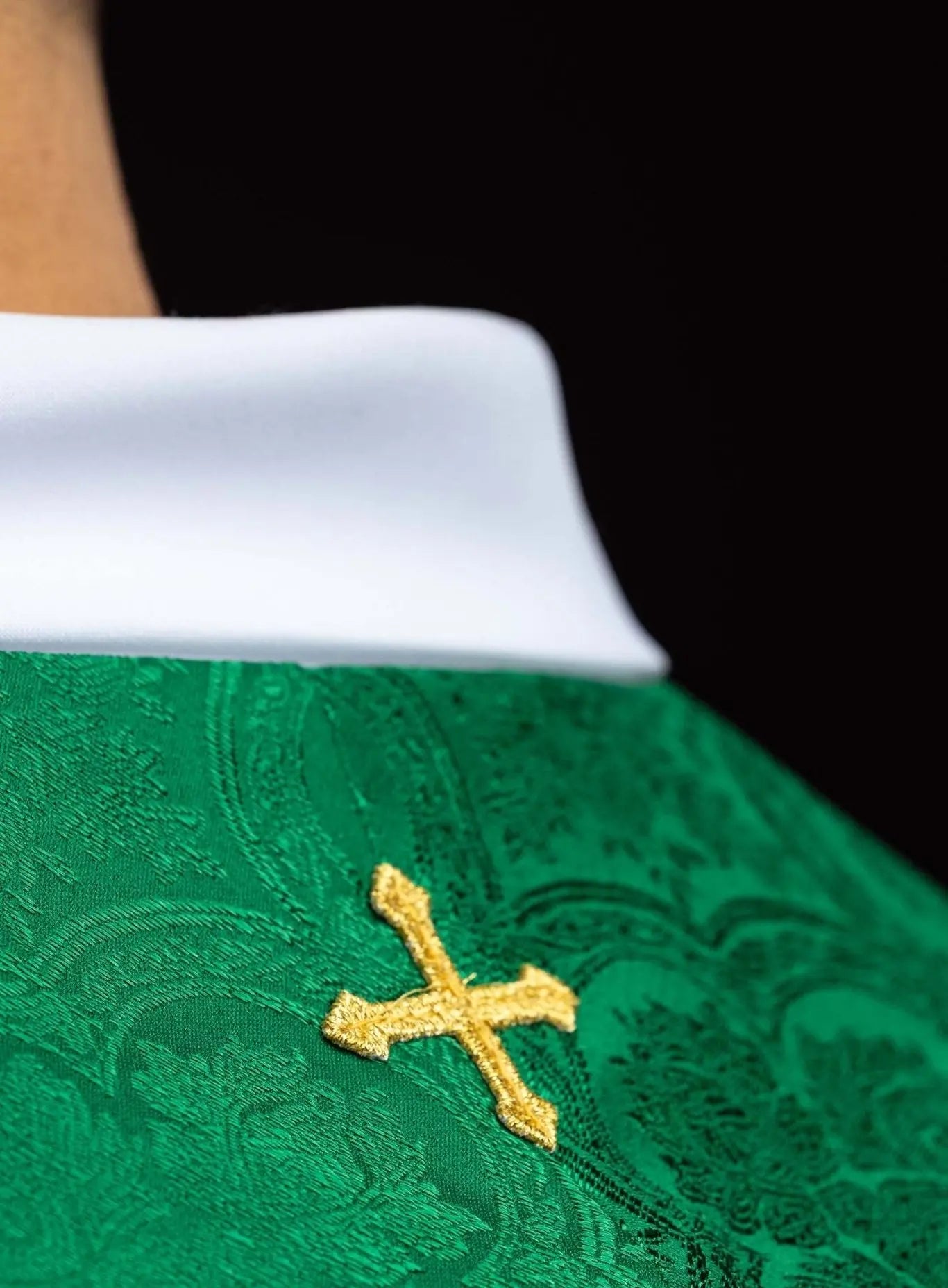 Estola verde de jacquard con Cruz bordada