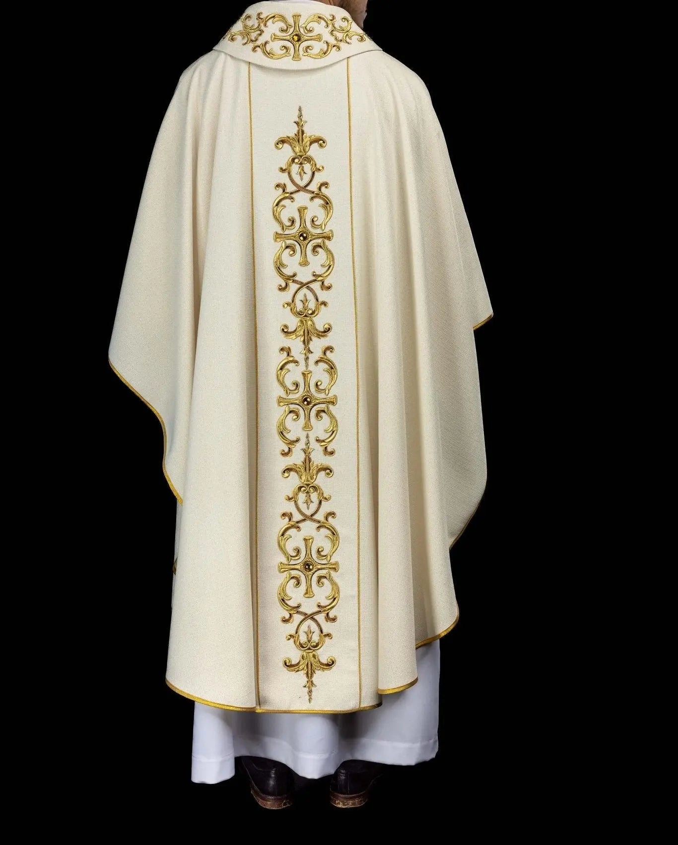 Casulla ricamente bordada con Nuestra Señora del Rosario