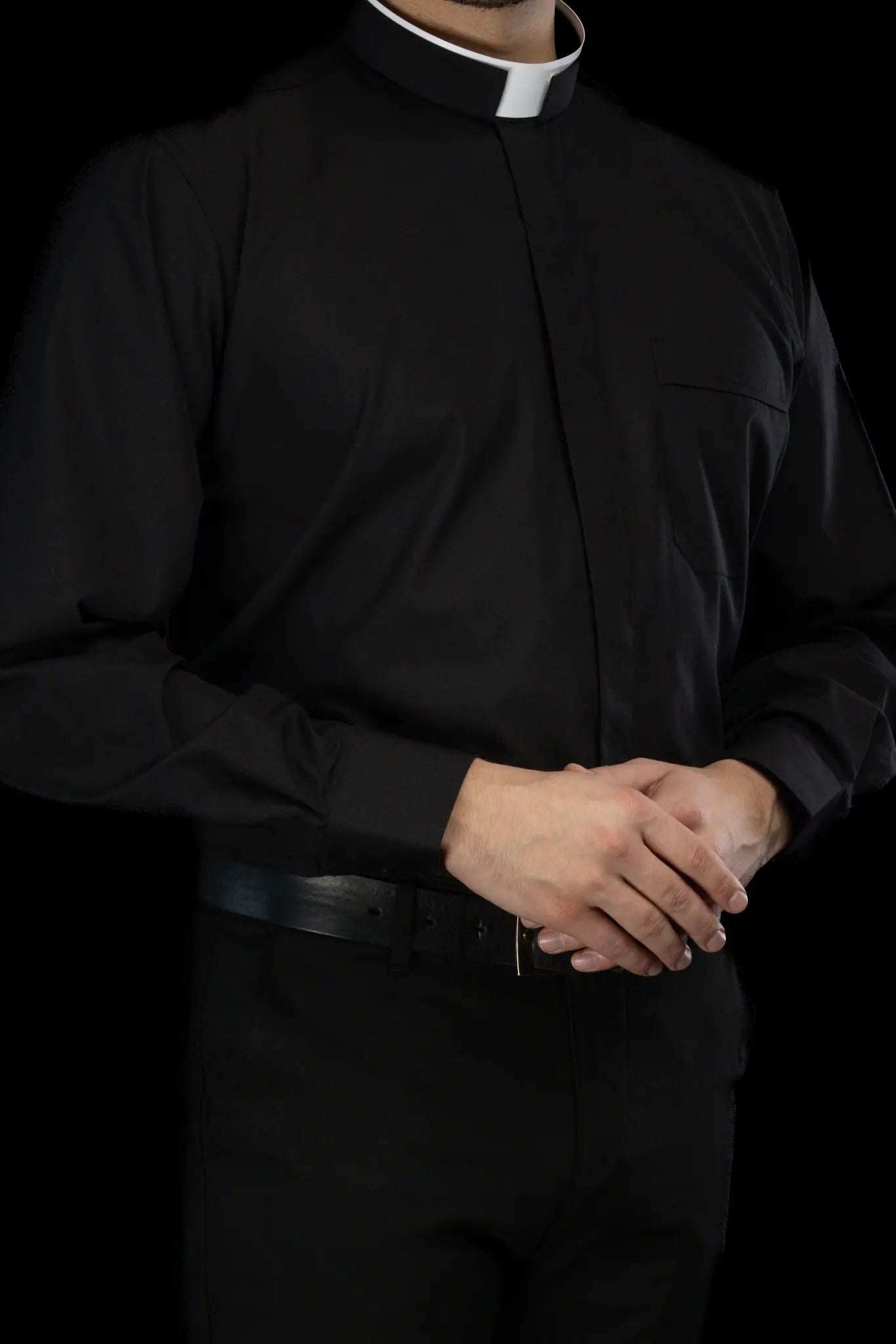 Camisa romana para clero negra de manga larga con solapa de cuello