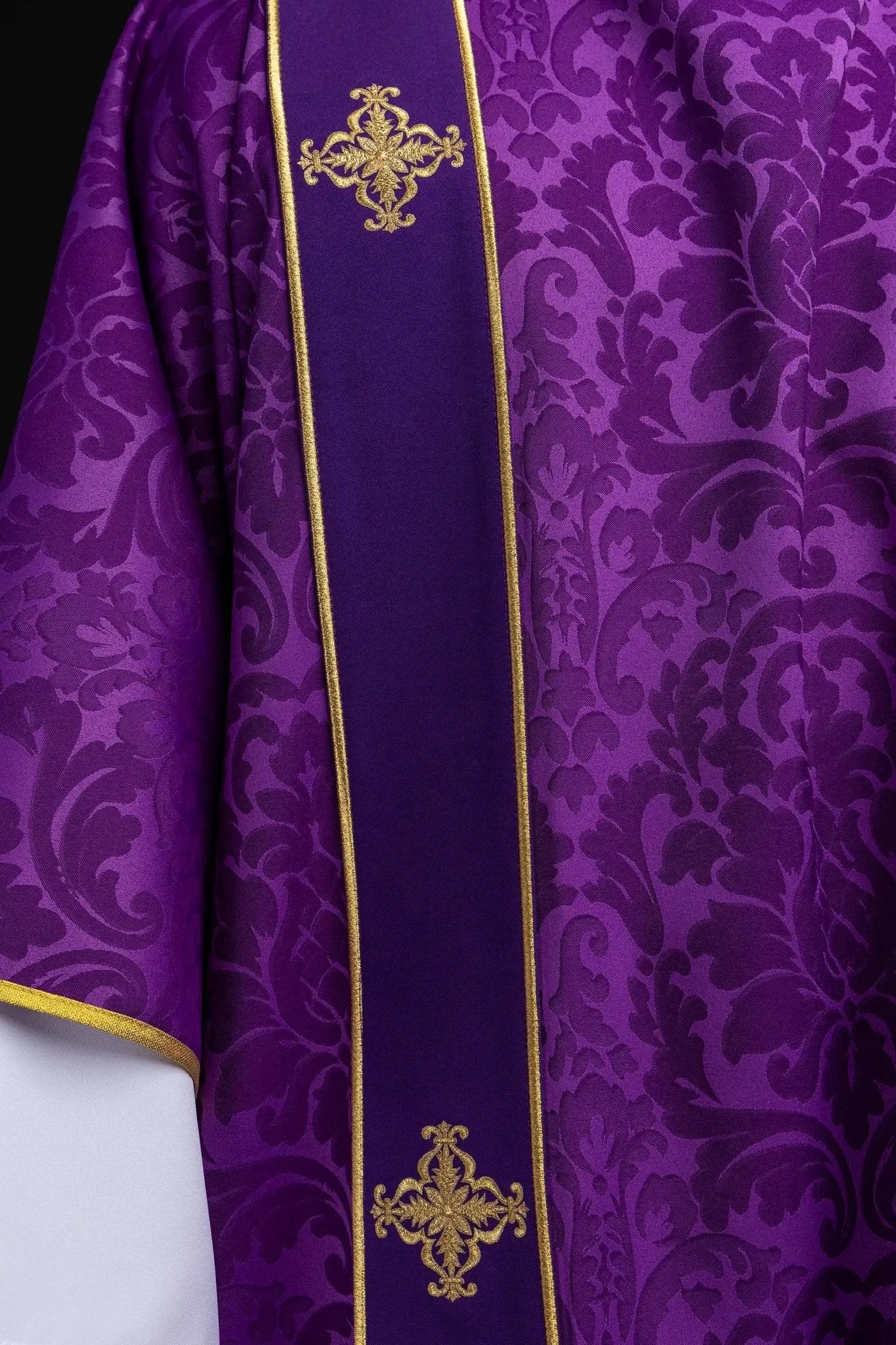 Dalmatica de jacquard púrpura con bordado de Cruz dorada