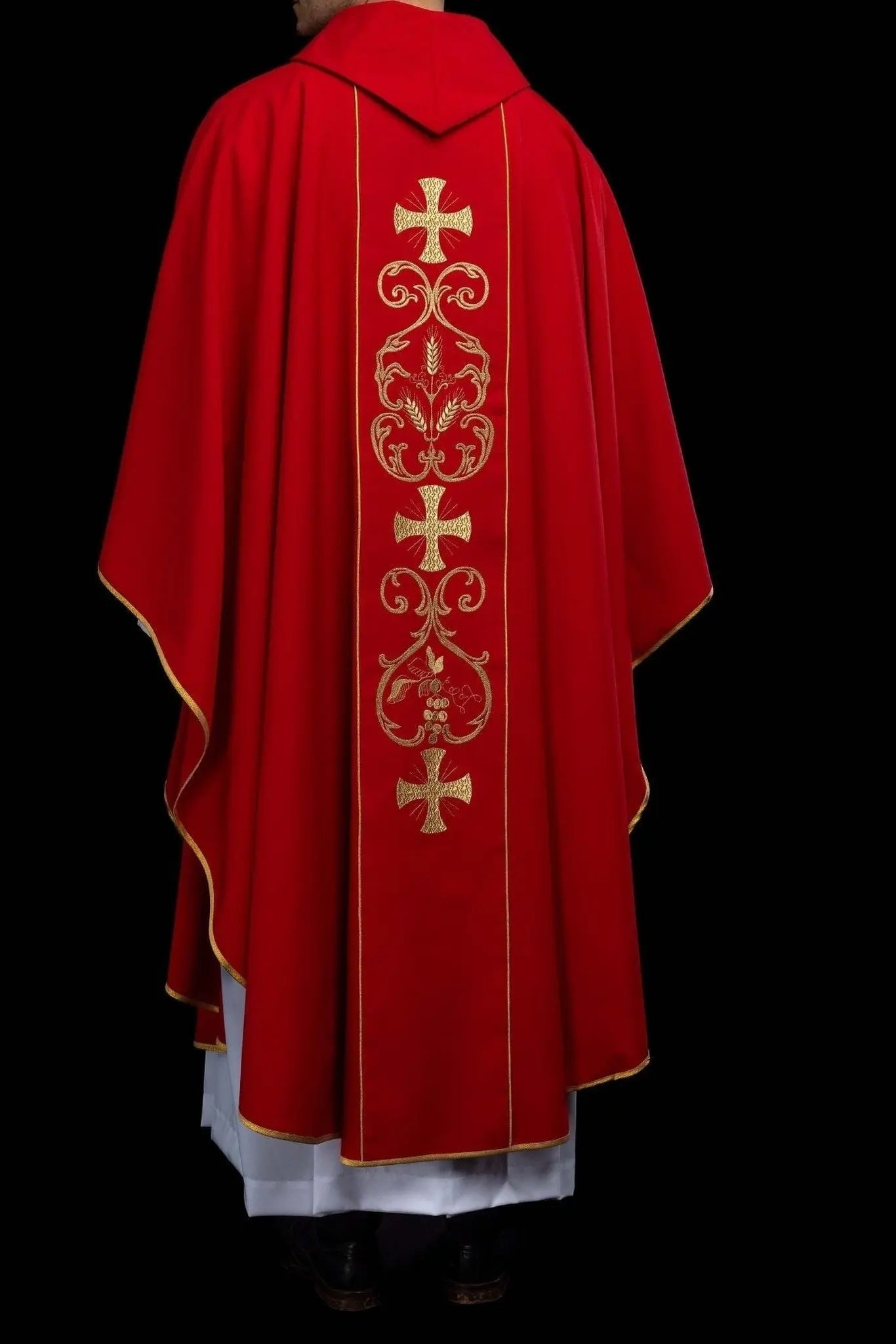 Casulla litúrgica roja con banda bordada