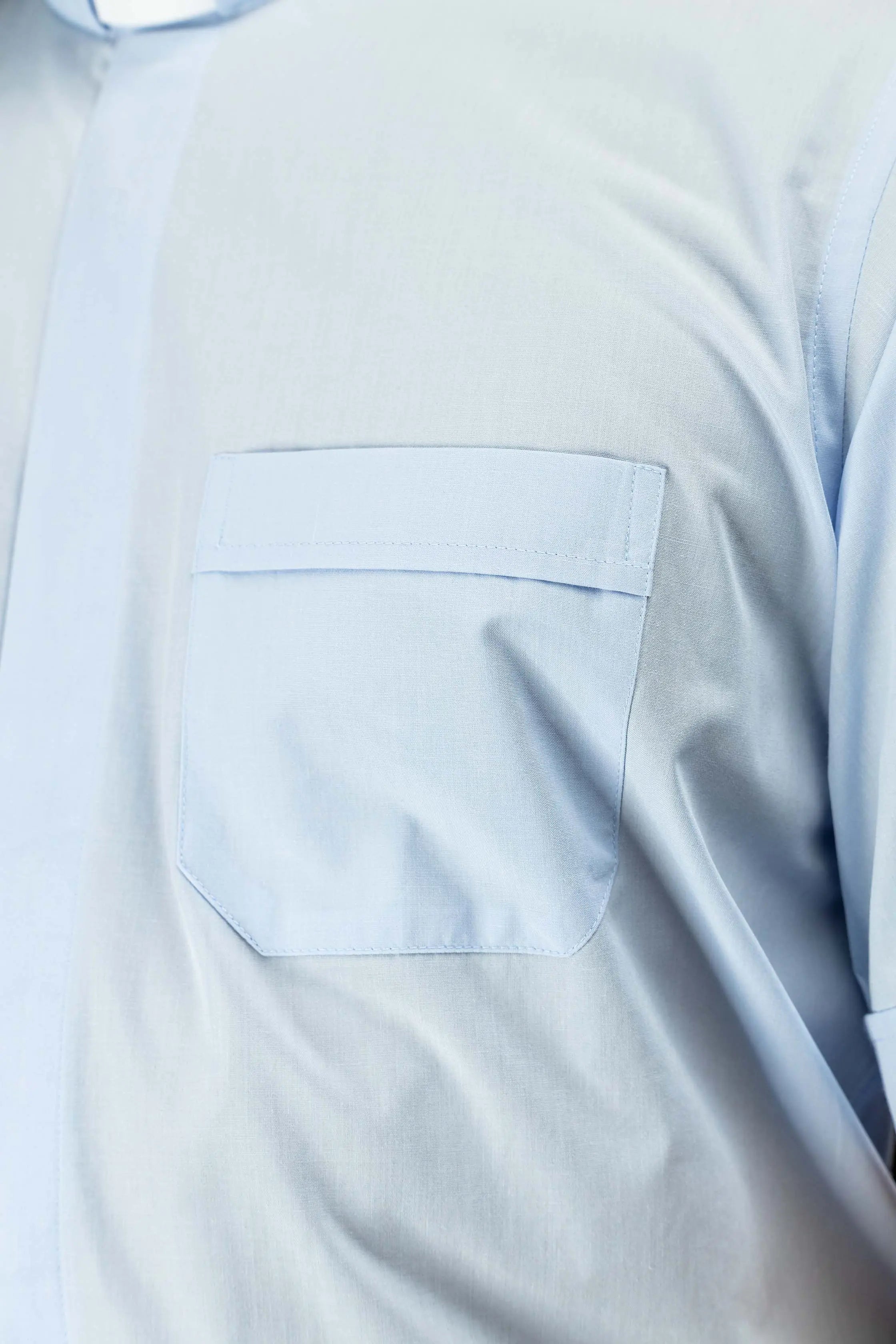 Camisa clerical azul de manga corta con solapa de cuello