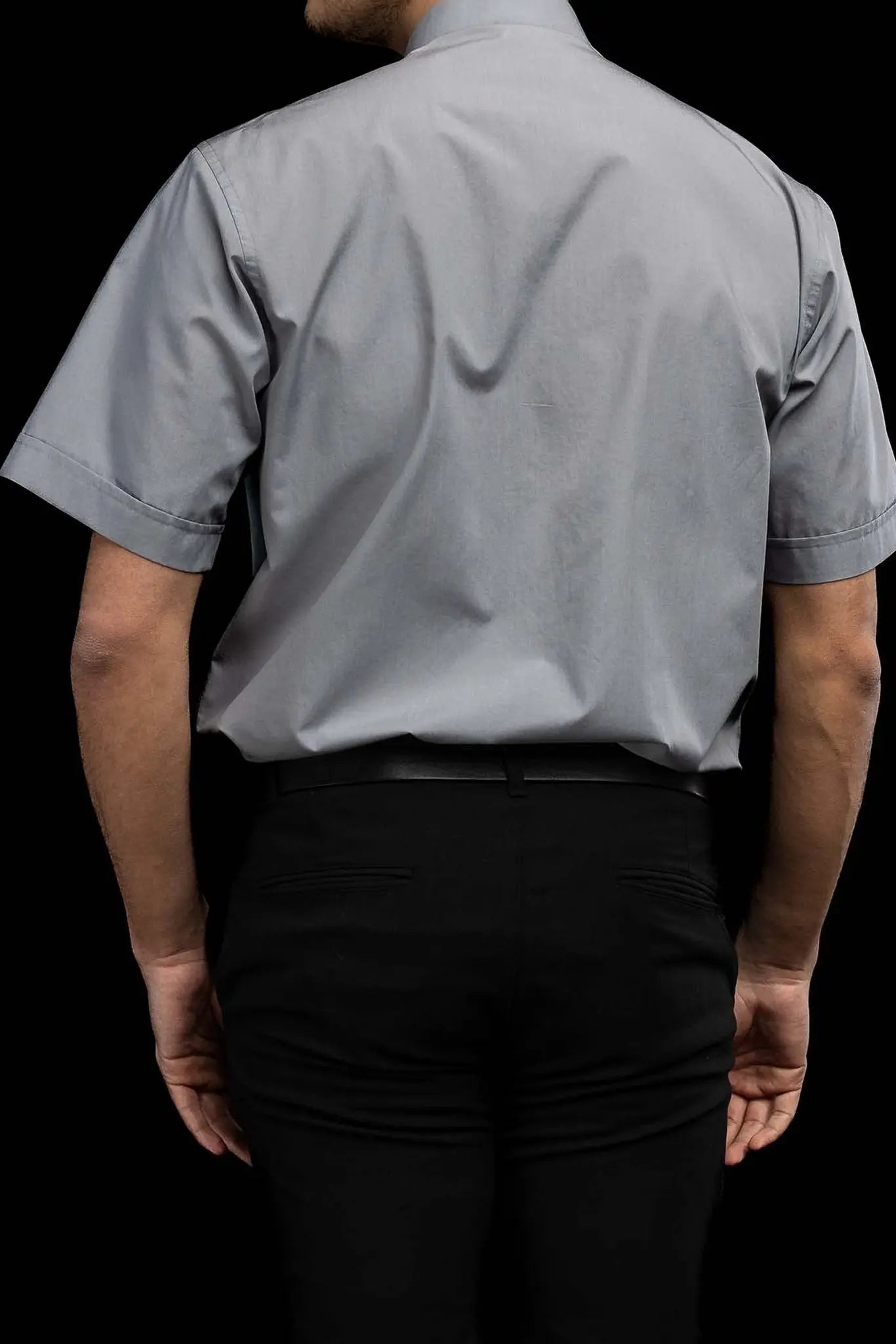 Camisa clerical gris claro de manga corta con solapa de cuello