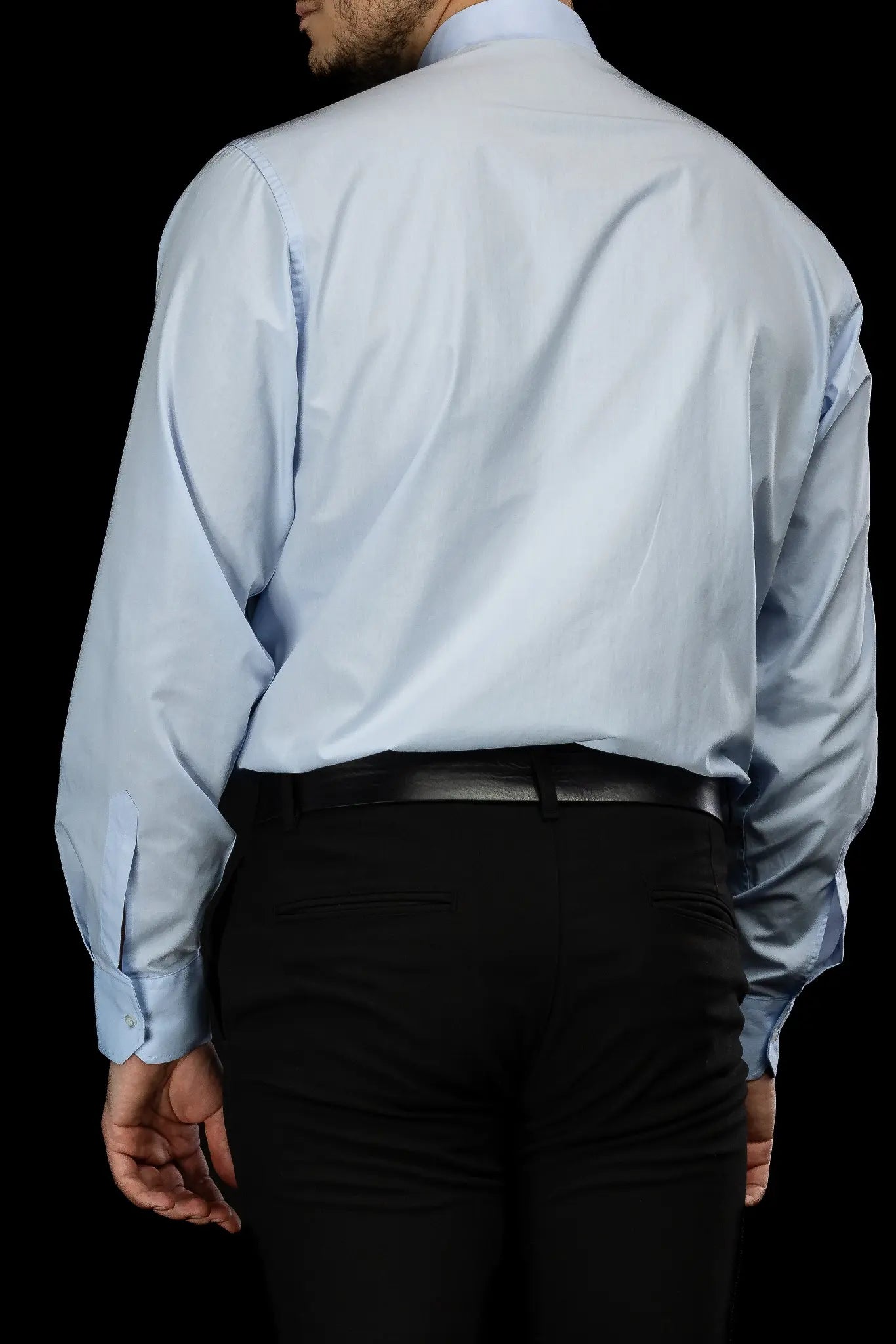 Camisa clerical azul de manga larga con solapa de cuello
