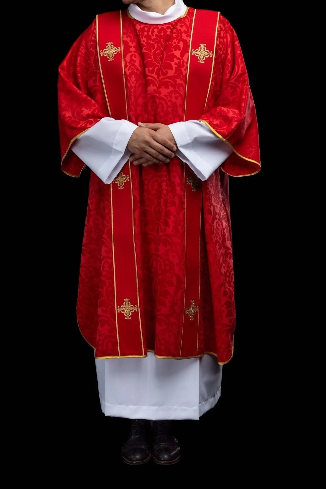 Dalmatica roja de jacquard con bordado de Cruz dorada