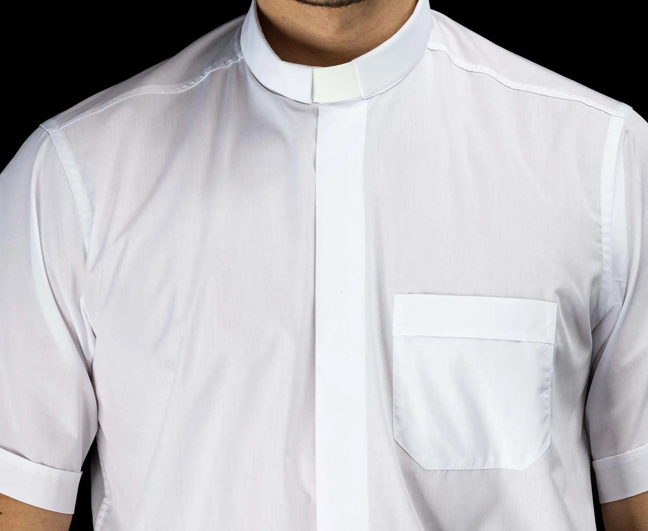 Camisa clerical blanca de manga corta con solapa de cuello