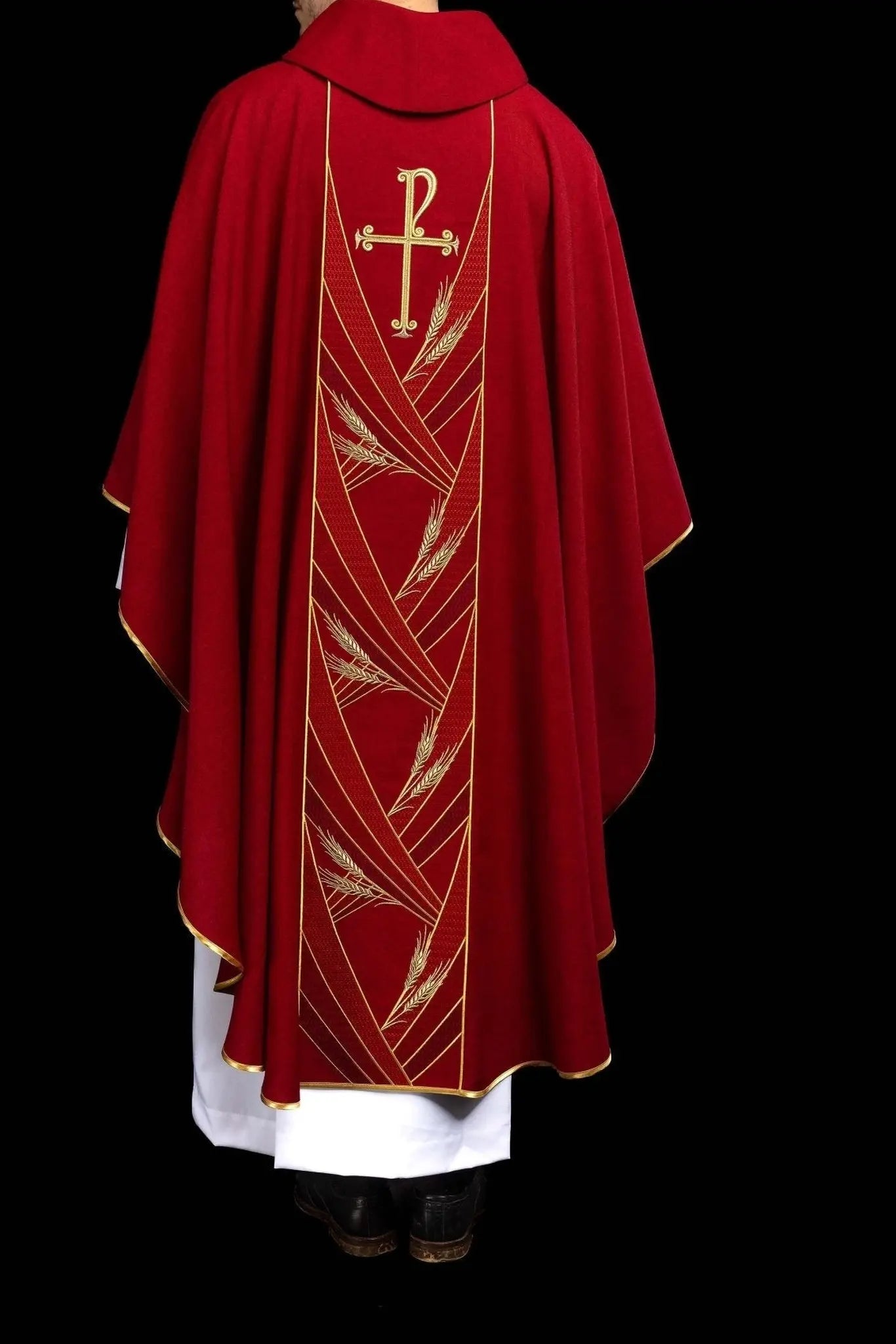 Casulla roja con banda PAX bordada