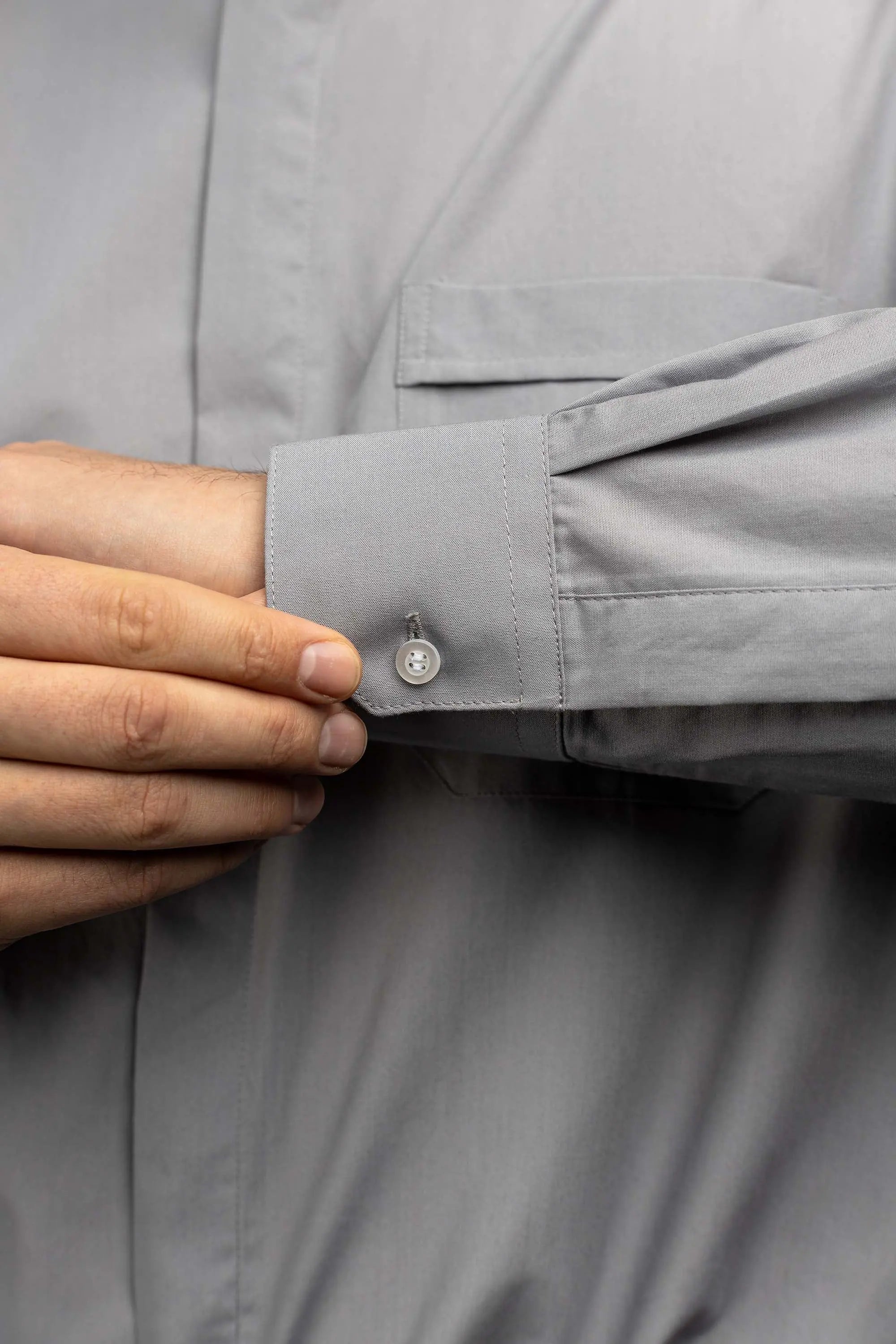 Camisa Clerical Romana Gris Claro de Manga Larga con Solapa de Cuello