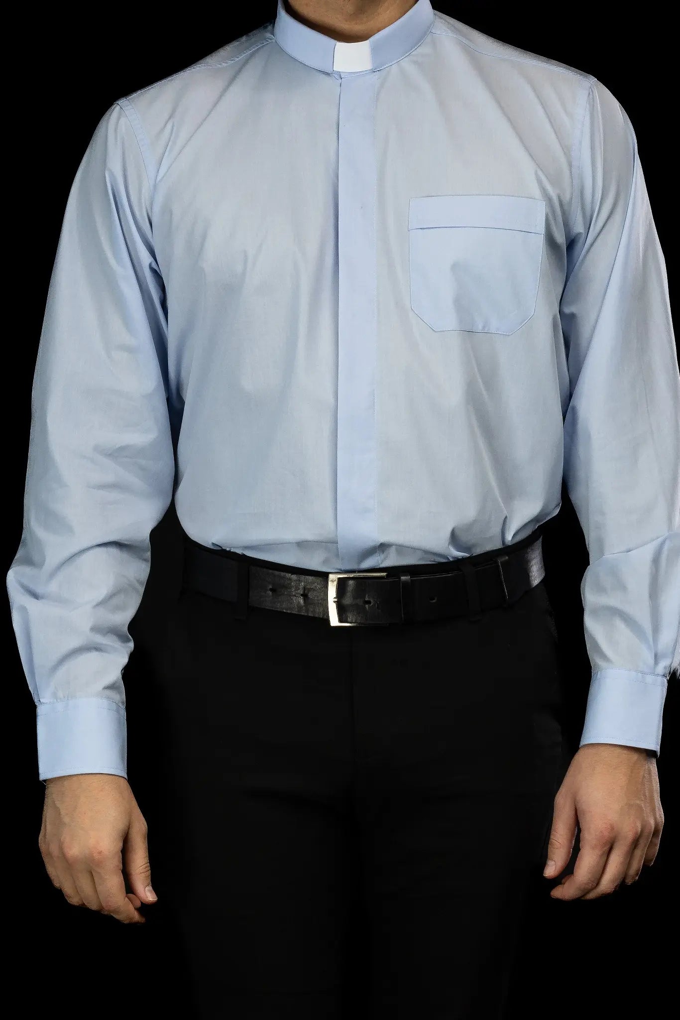 Camisa clerical azul de manga larga con solapa de cuello