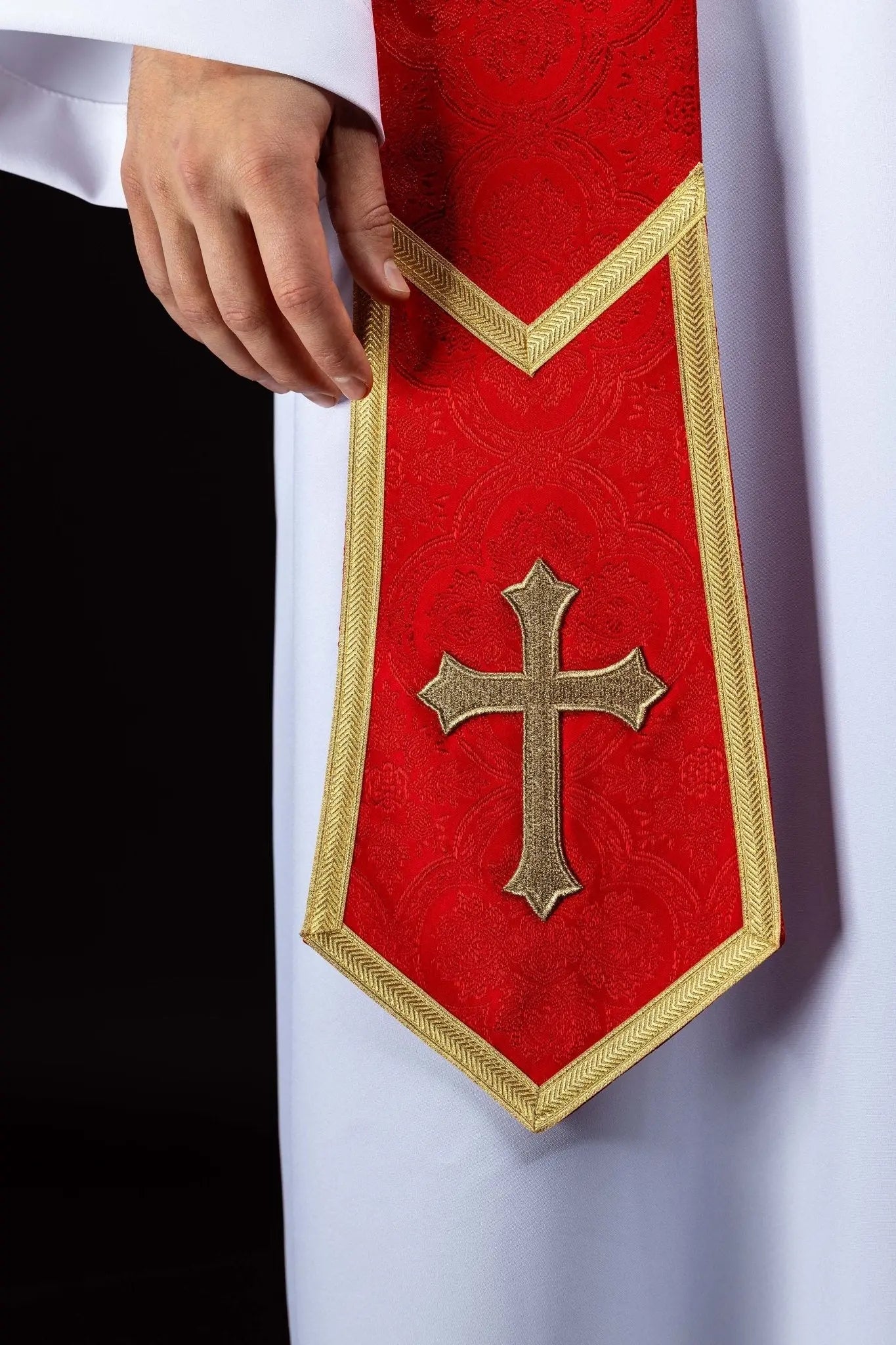 Estola roja de jacquard con Cruz bordada