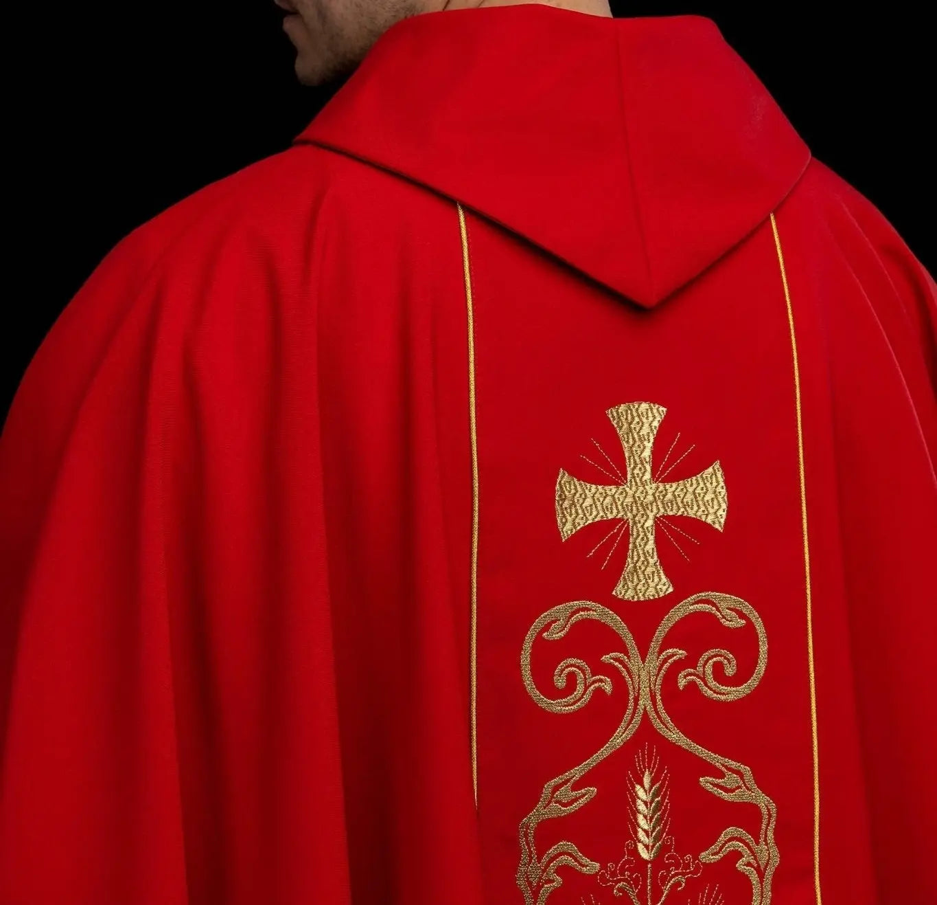 Casulla litúrgica roja con banda bordada