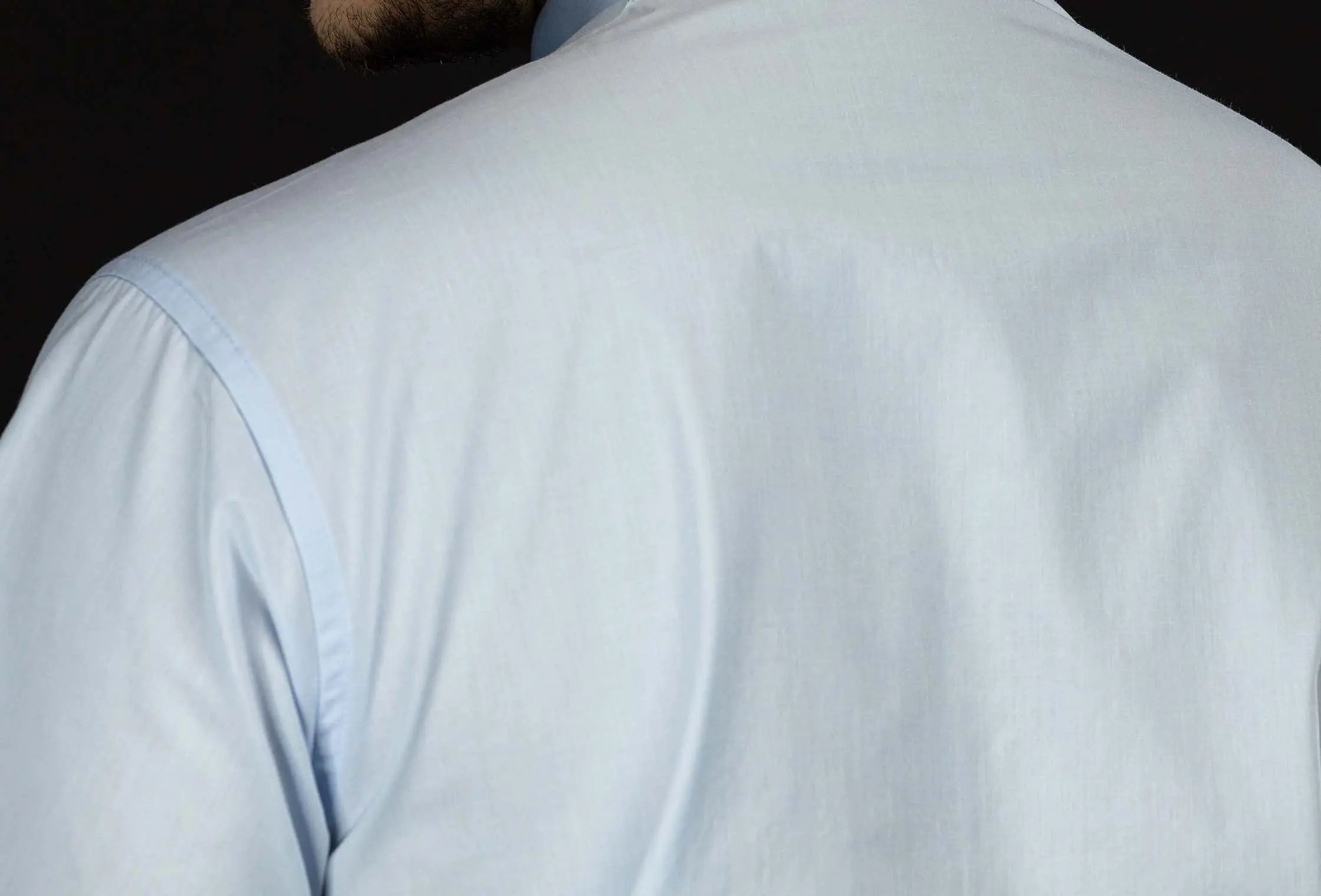 Camisa clerical azul de manga corta con solapa de cuello