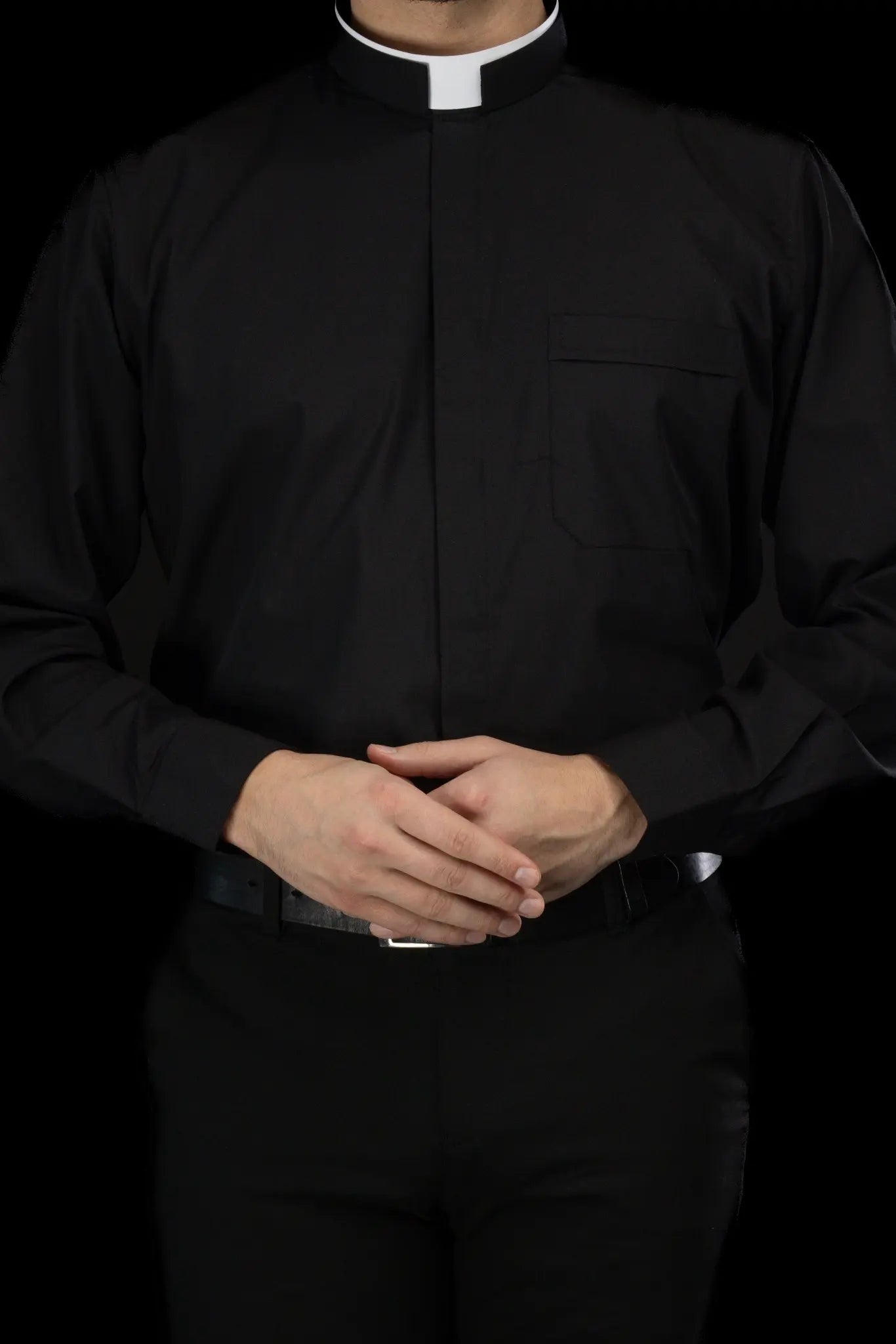 Camisa romana para clero negra de manga larga con solapa de cuello