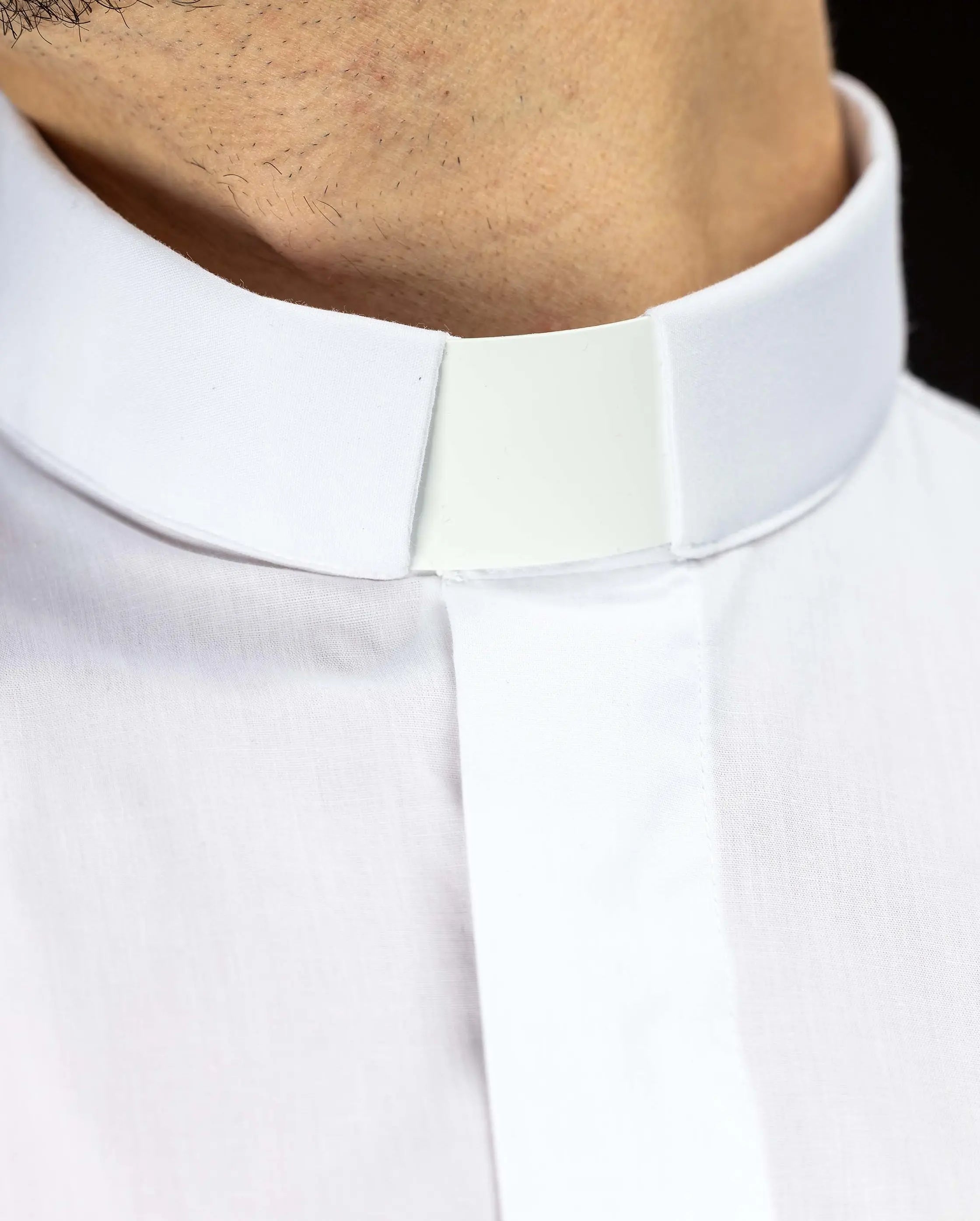 Camisa clerical blanca de manga corta con solapa de cuello
