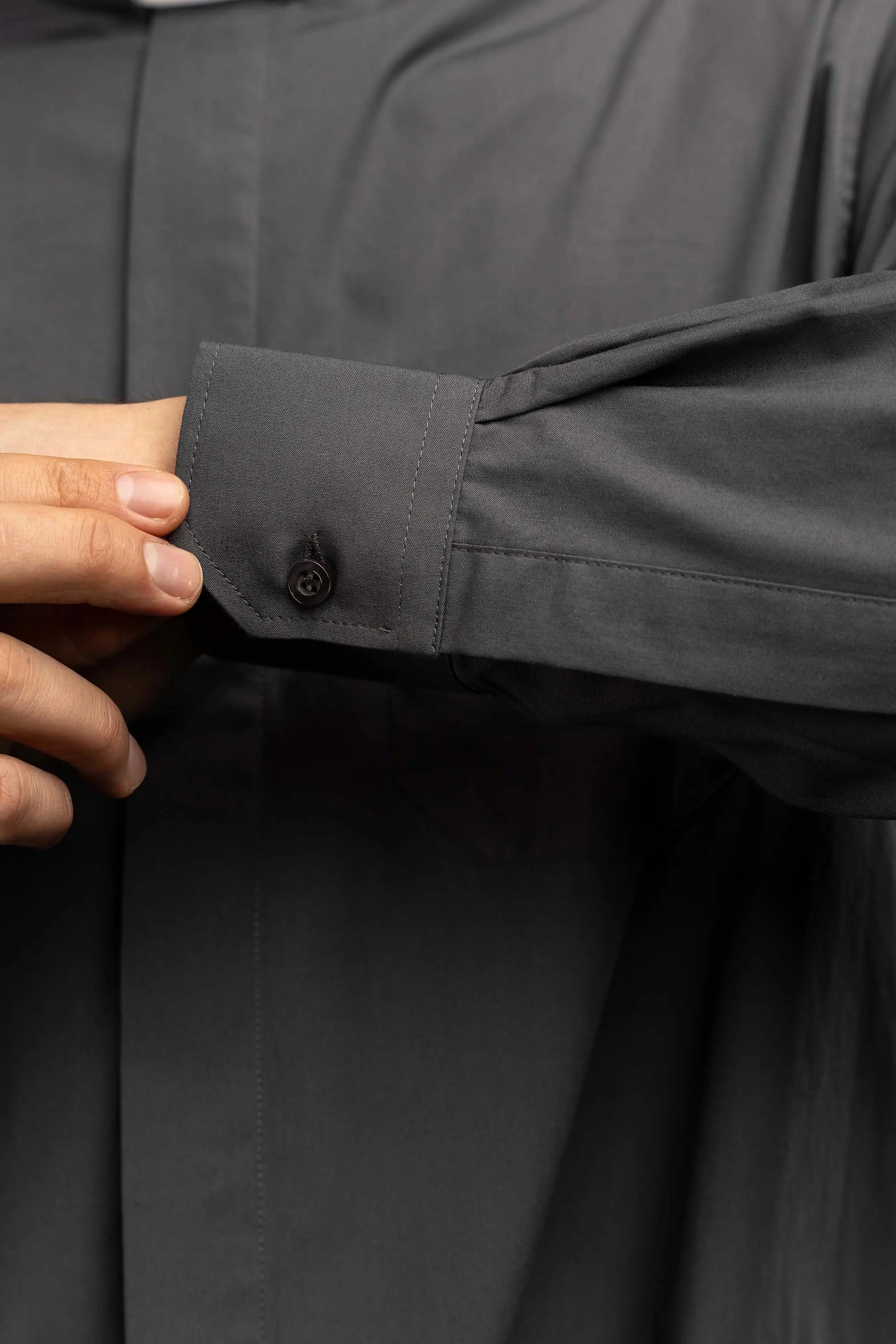Camisa clerical gris oscuro de manga larga con solapa de cuello