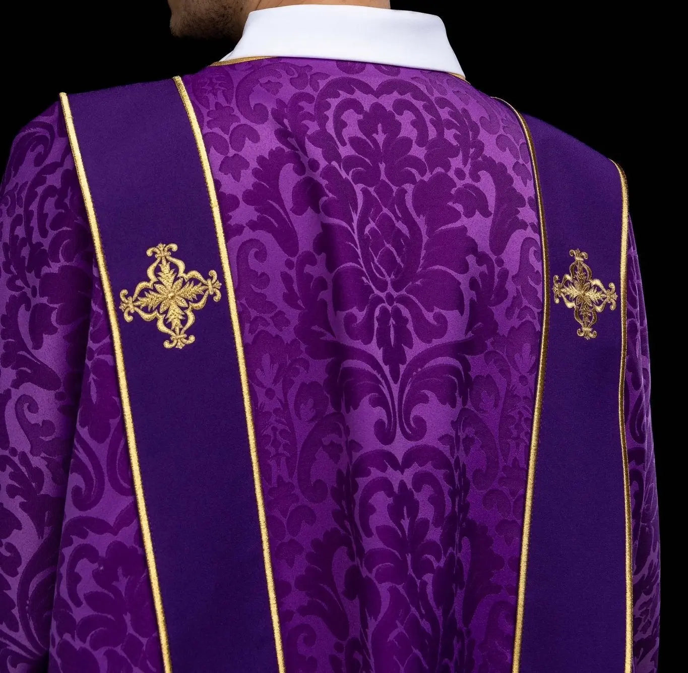 Dalmatica de jacquard púrpura con bordado de Cruz dorada