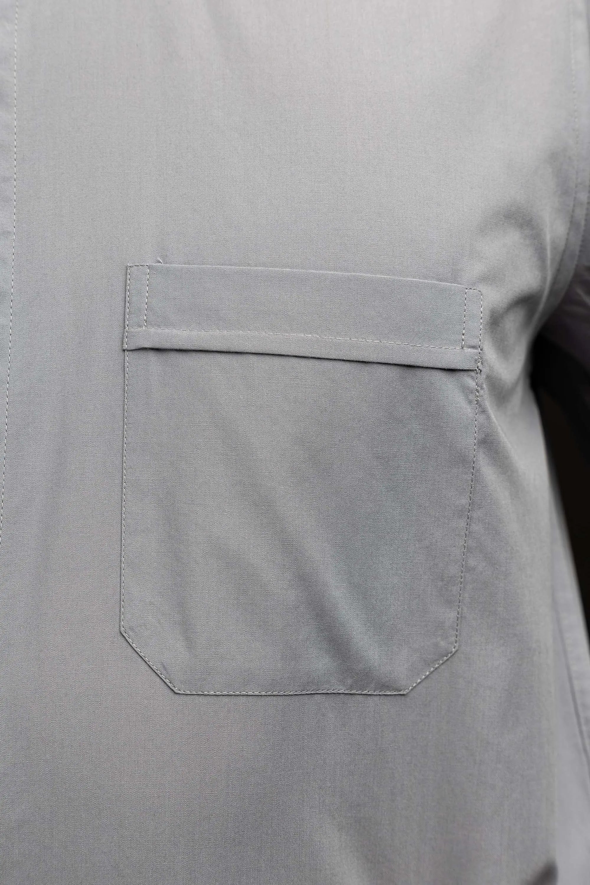 Camisa Clerical Romana Gris Claro de Manga Larga con Solapa de Cuello