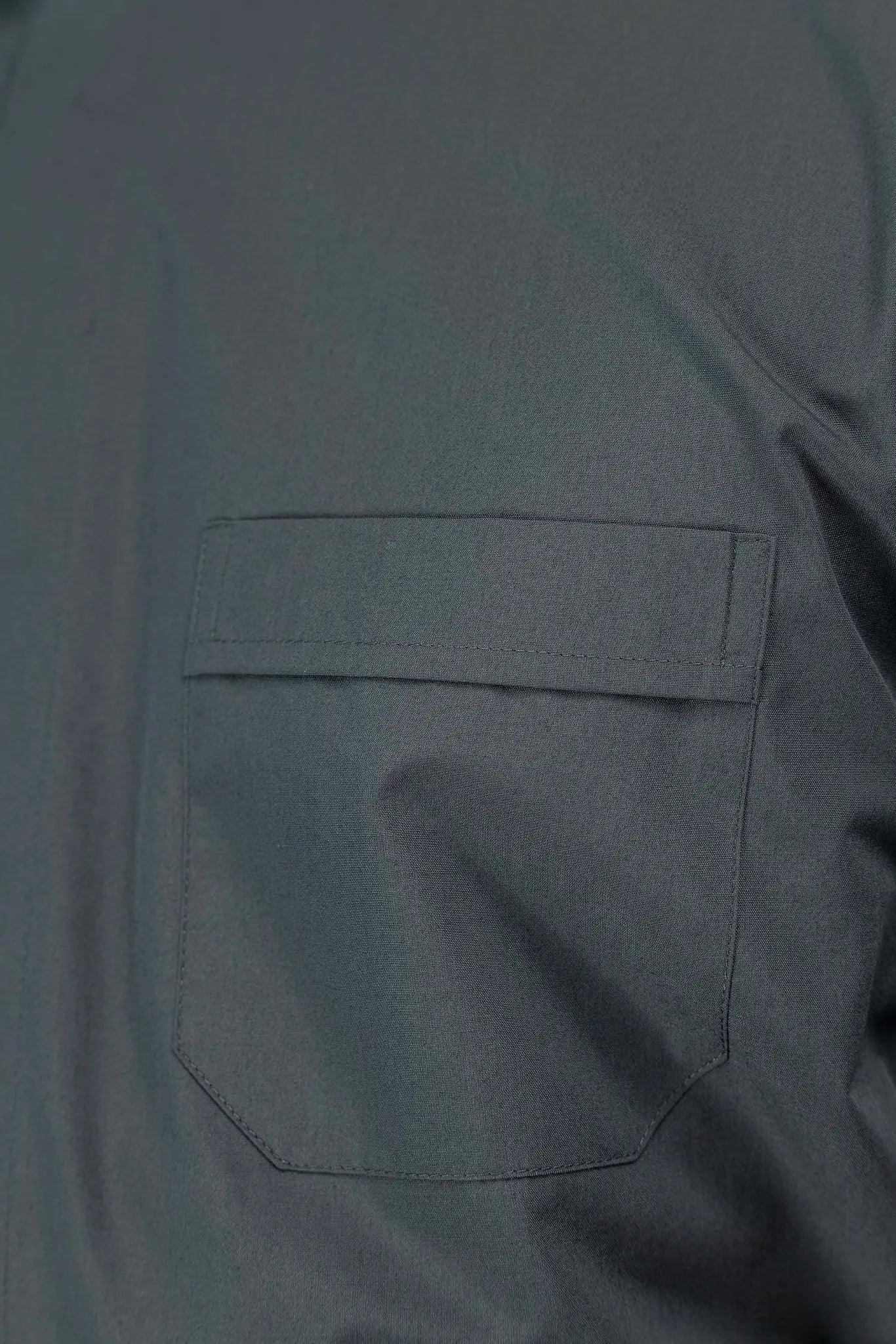 Camisa para Clero Gris Oscuro de Manga Corta con Solapa de Cuello