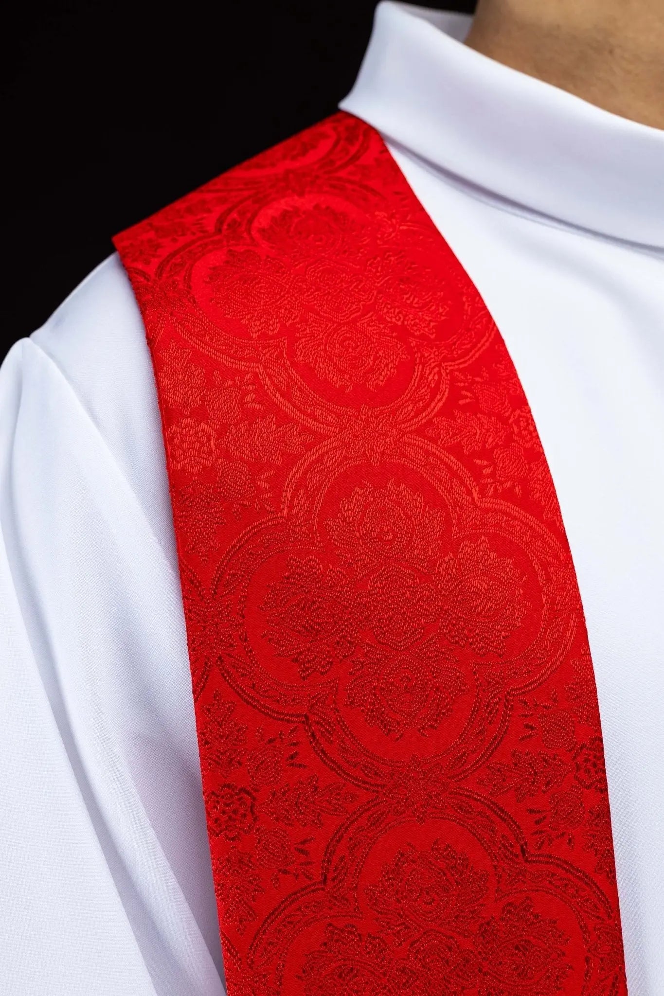 Estola roja de jacquard con Cruz bordada