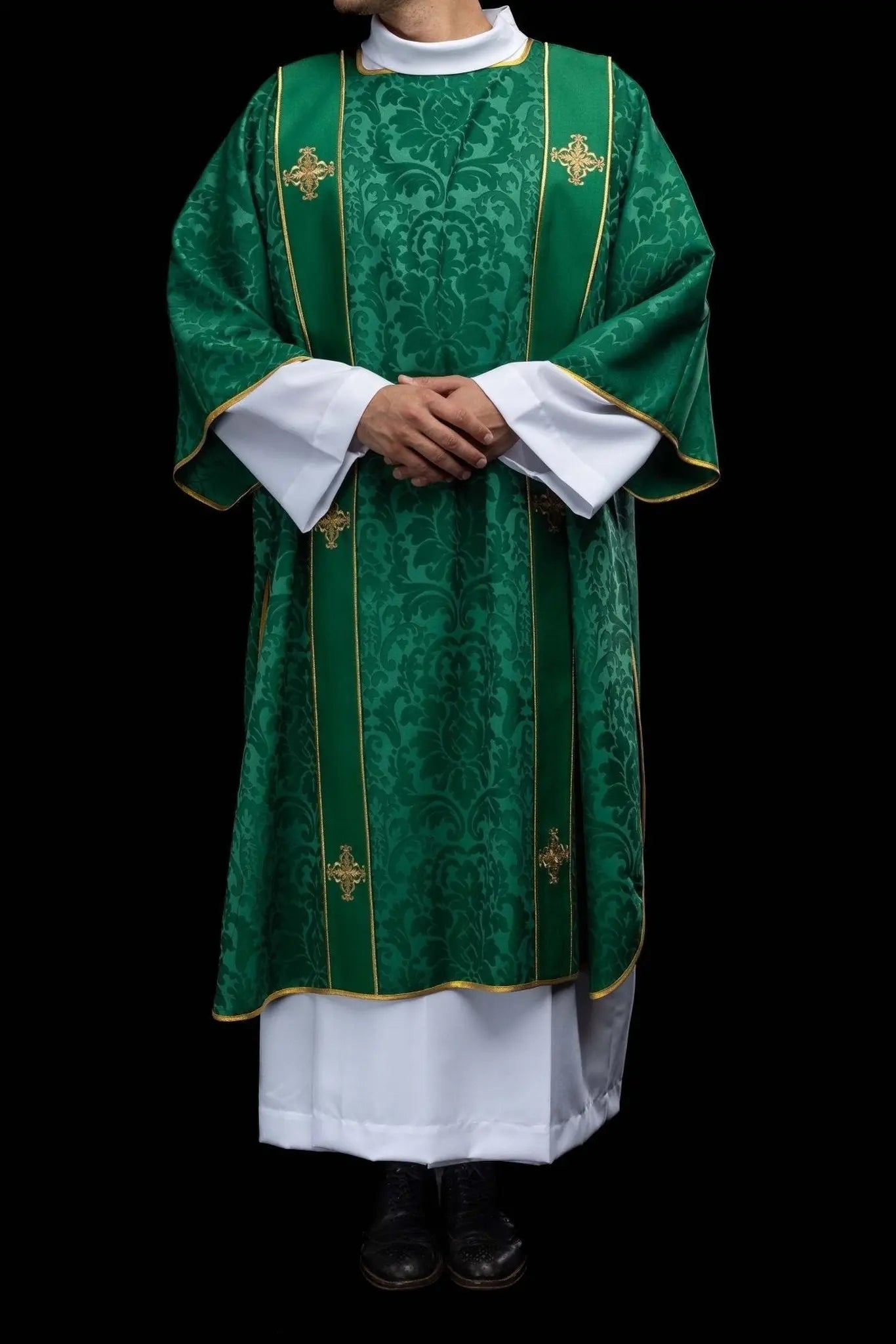 Dalmatica verde de jacquard con bordado de Cruz dorada