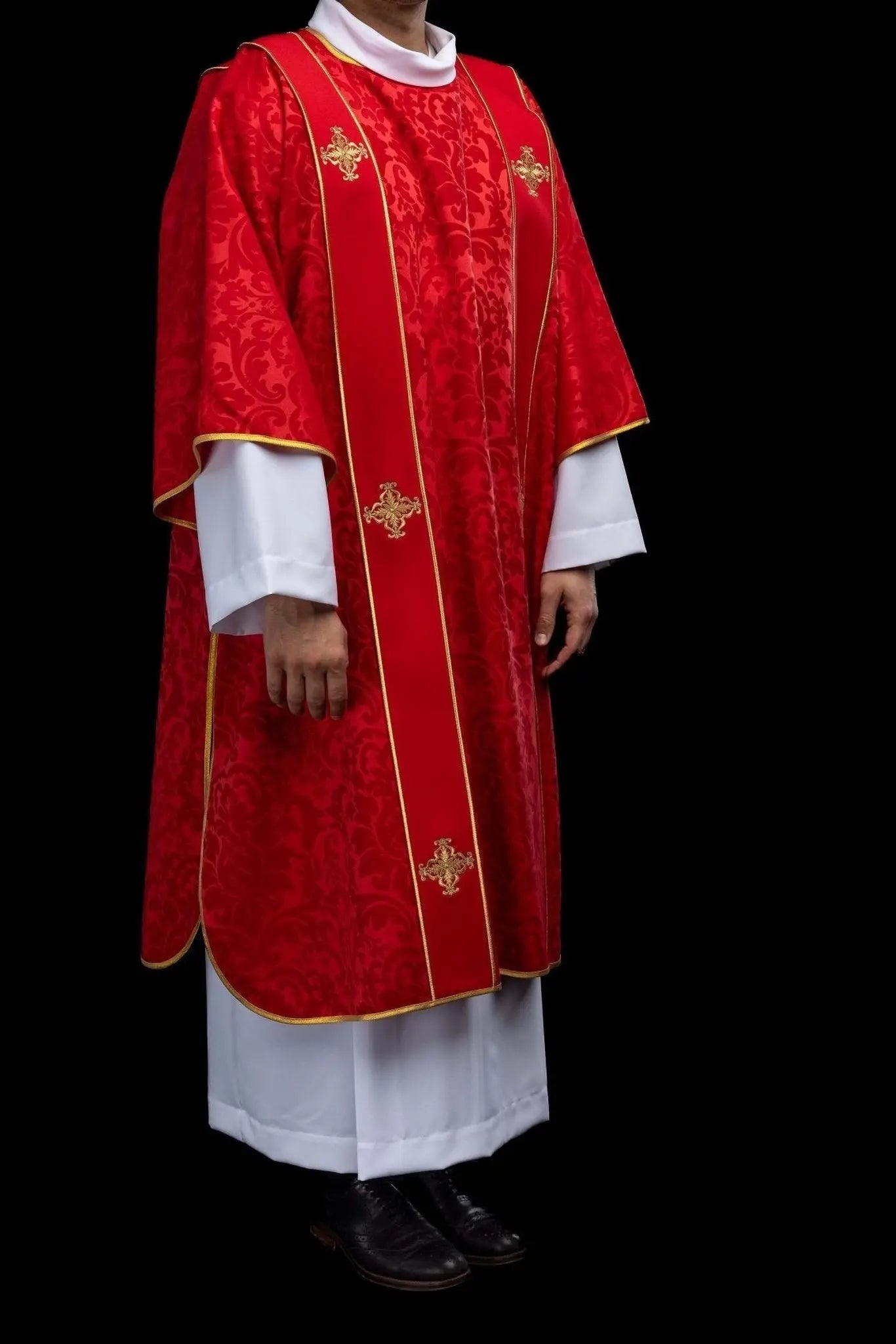 Dalmatica roja de jacquard con bordado de Cruz dorada
