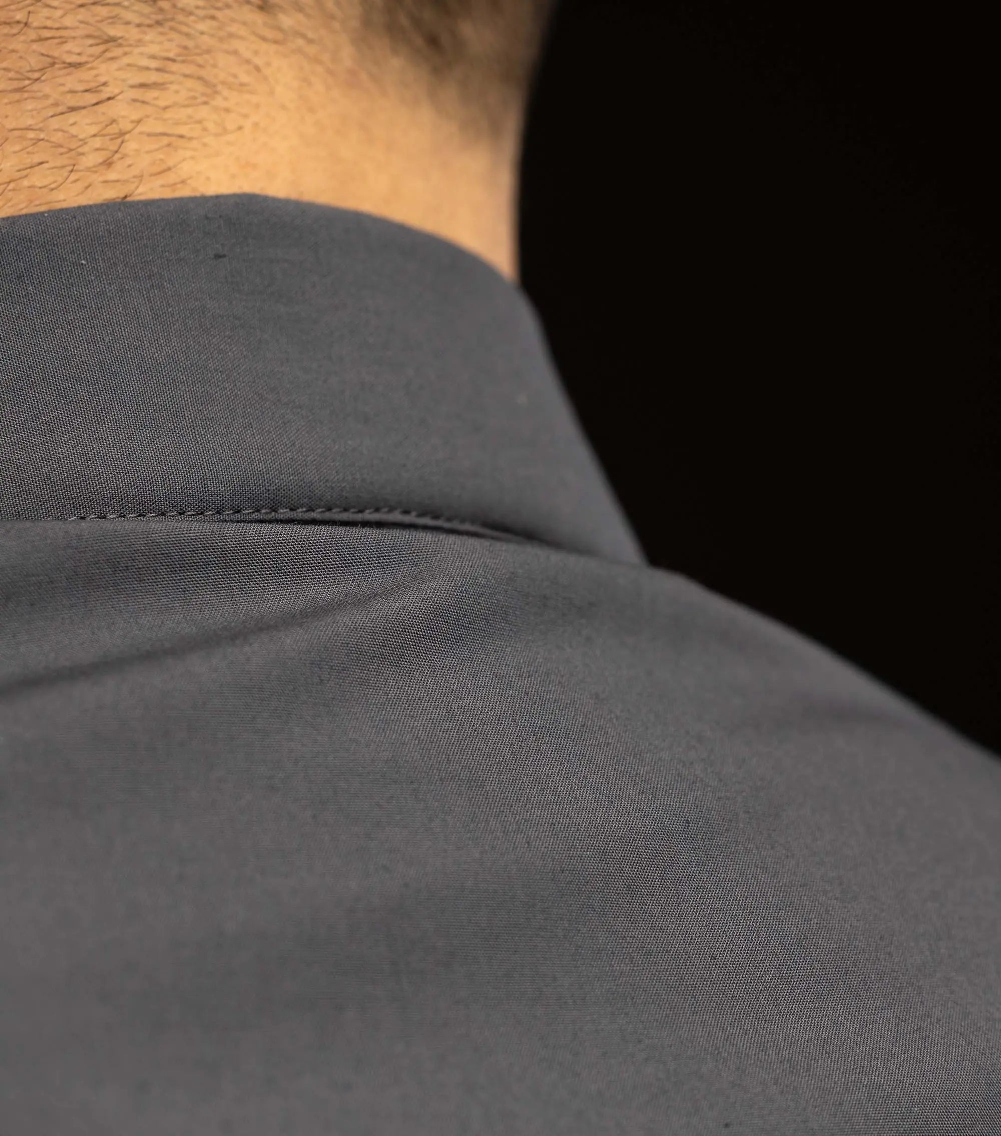 Camisa clerical gris oscuro de manga larga con solapa de cuello
