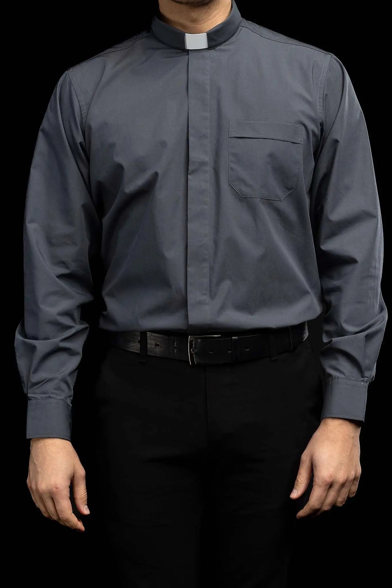 Camisa clerical gris oscuro de manga larga con solapa de cuello