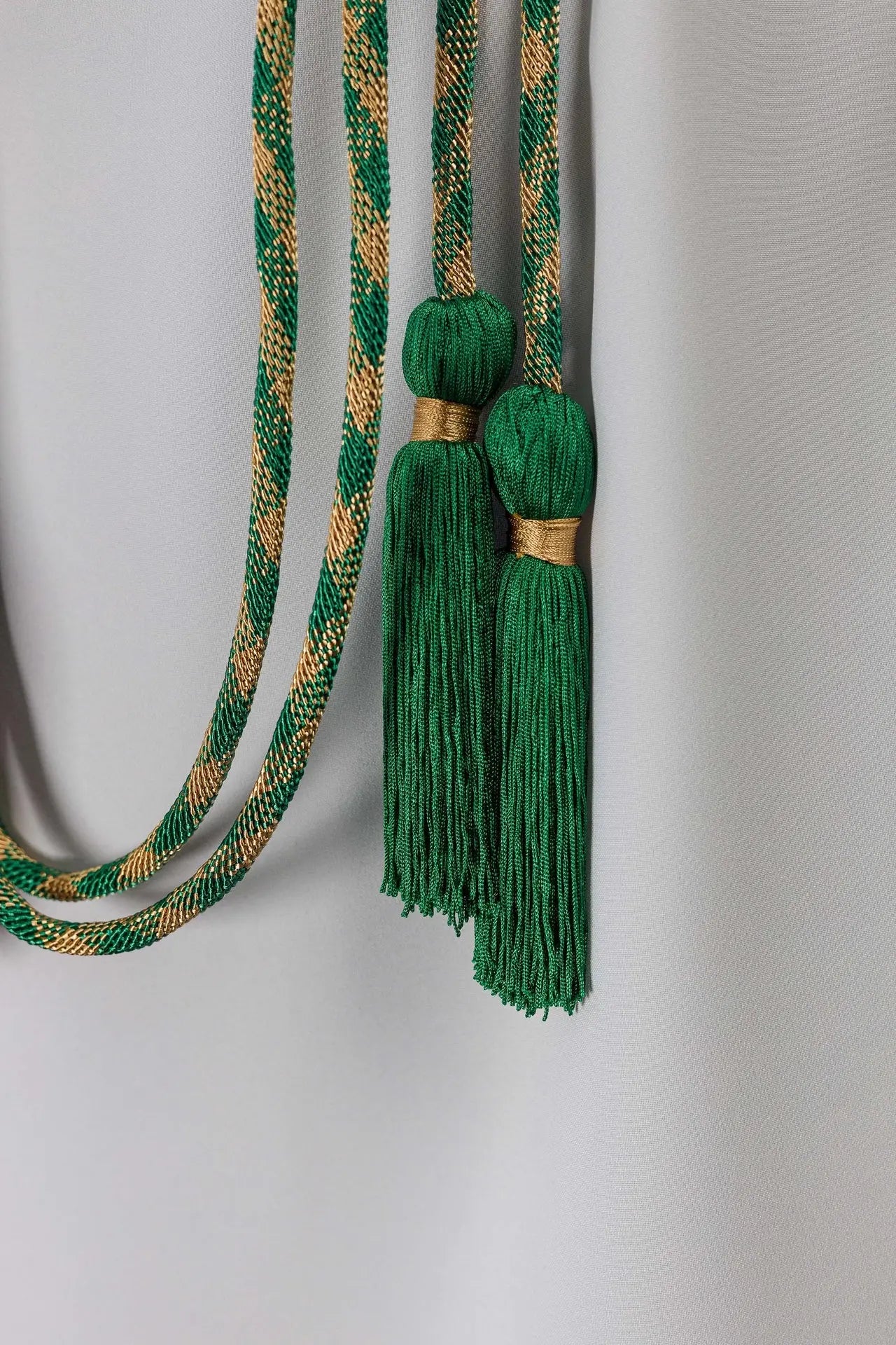 Cingulo litúrgico premium verde y dorado