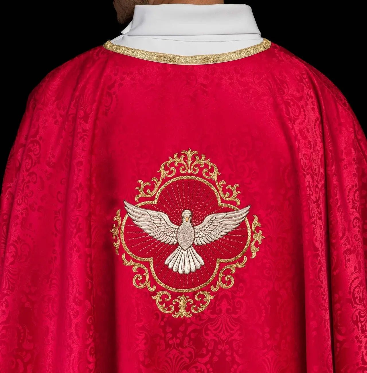 Casulla litúrgica bordada con el Espíritu Santo en tela jacquard