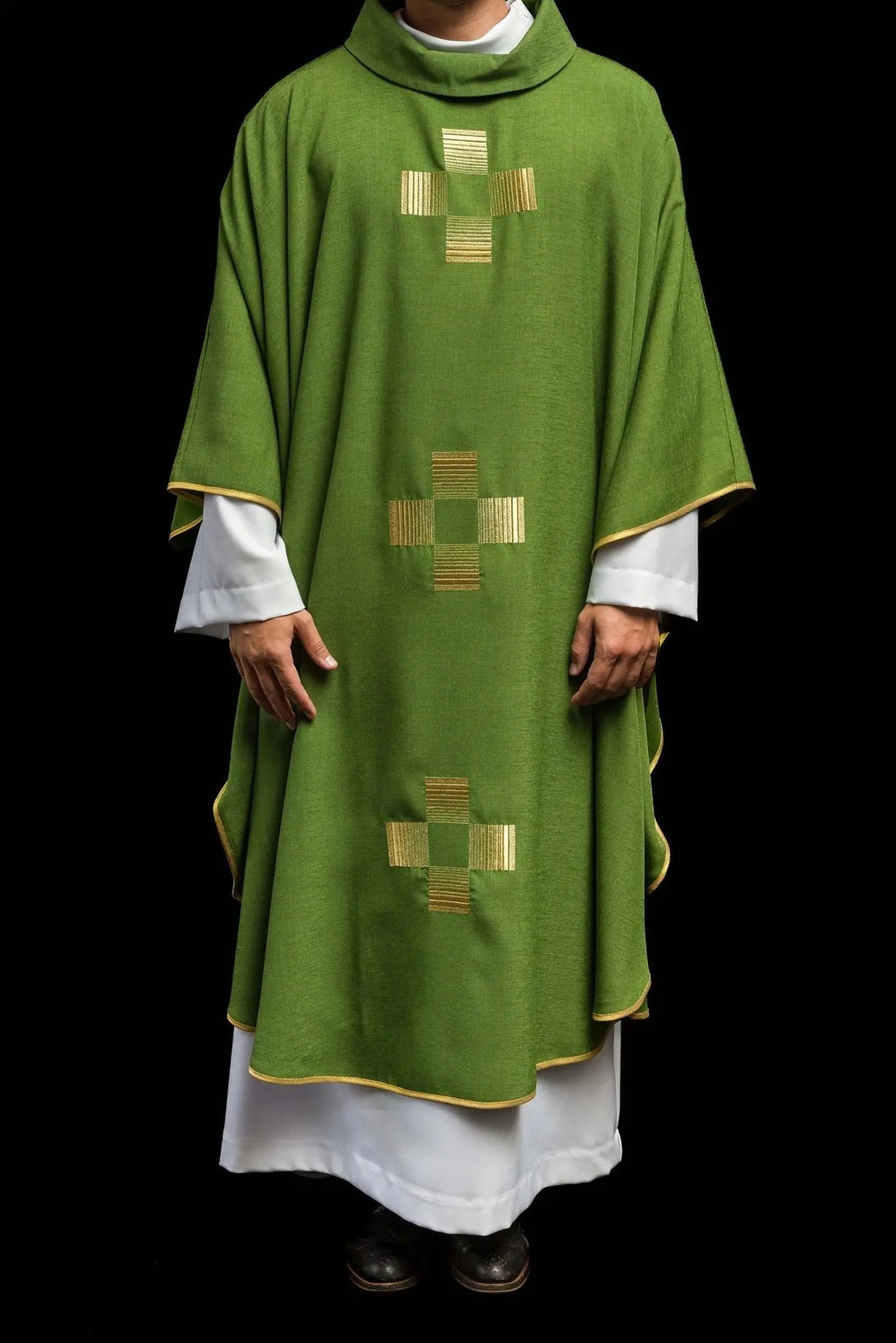 Casulla con cruces bordadas en verde