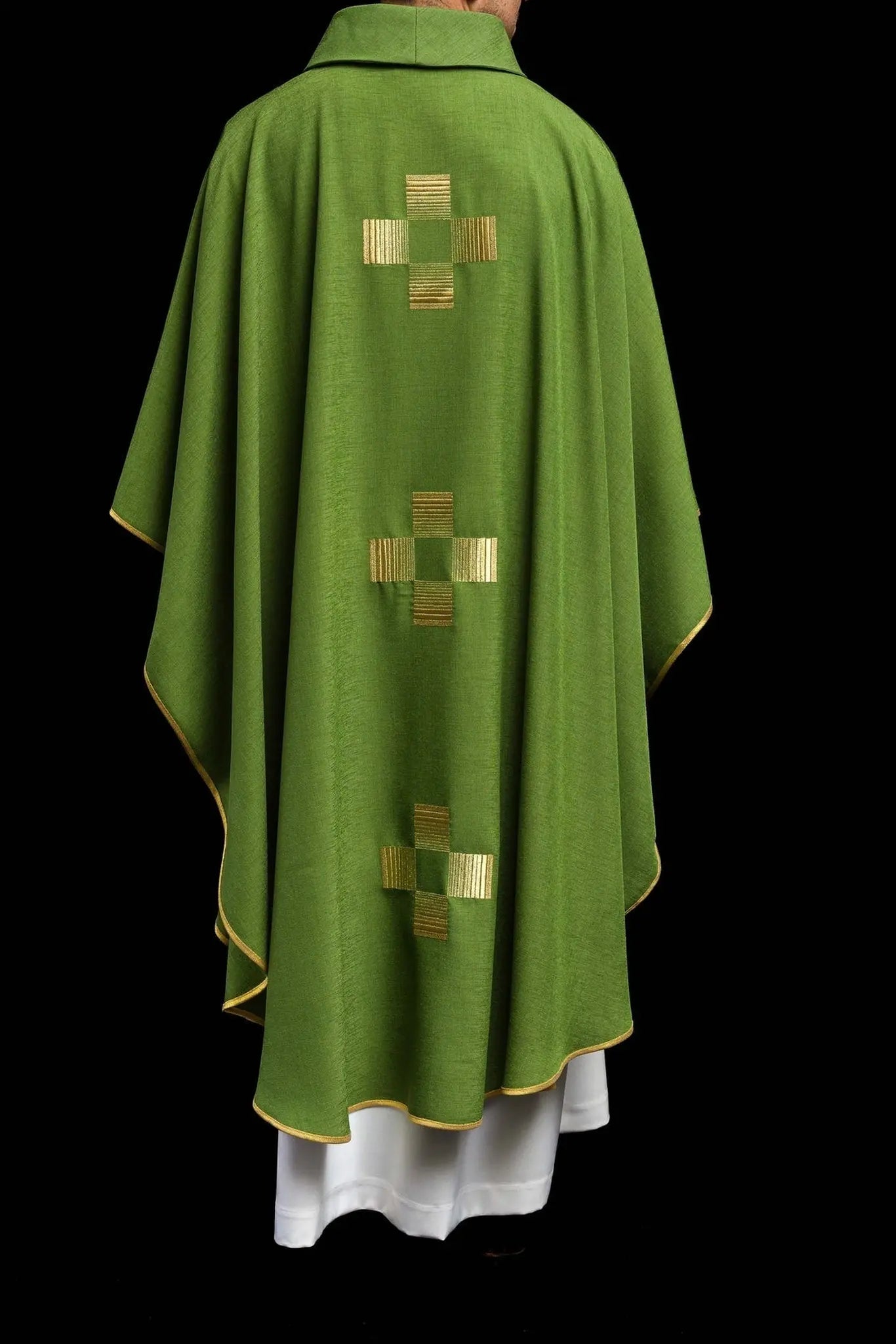 Casulla con cruces bordadas en verde