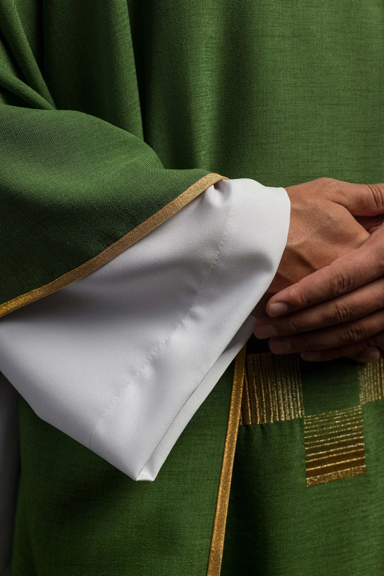 Casulla con cruces bordadas en verde