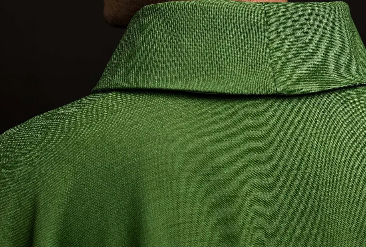 Casulla con cruces bordadas en verde