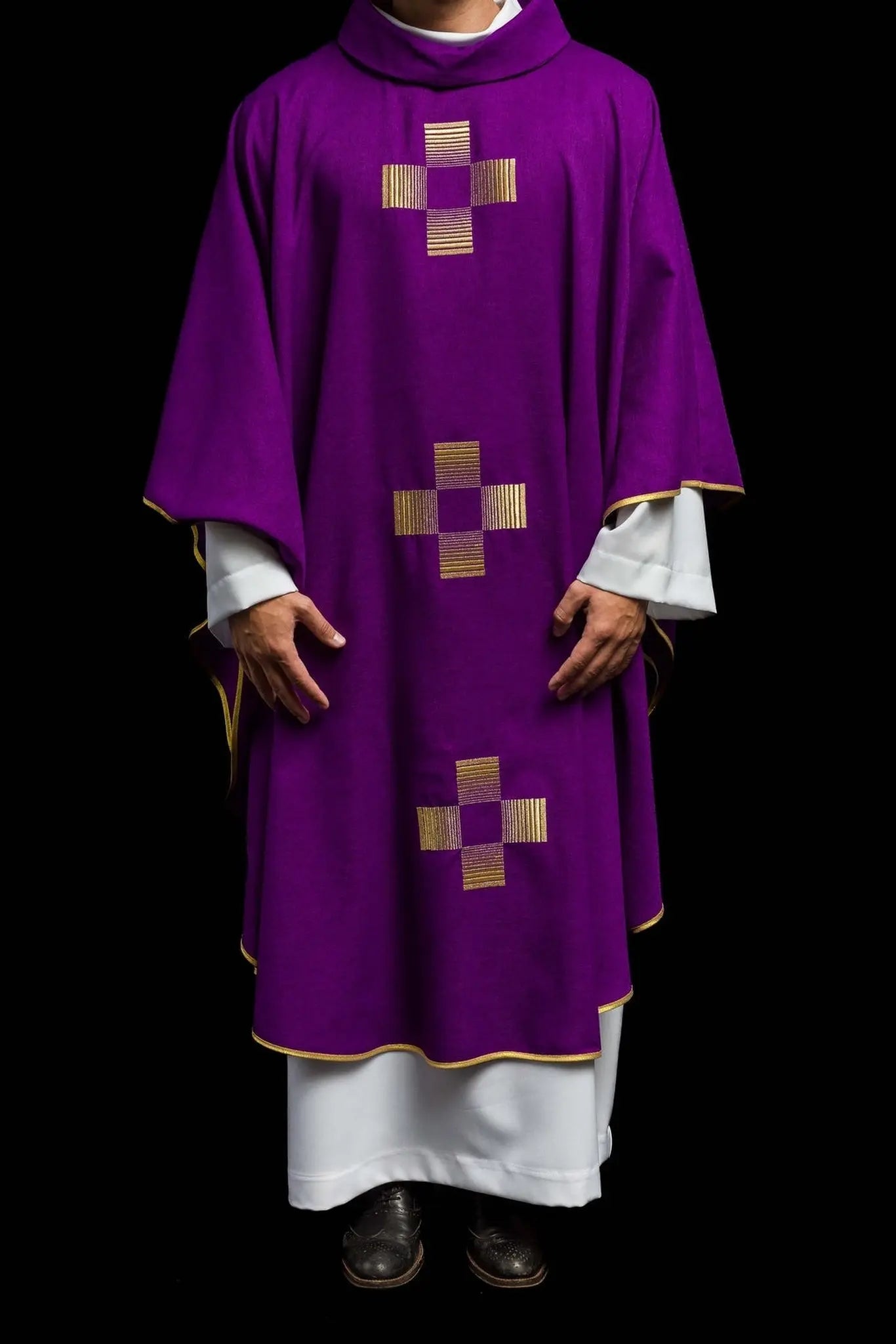 Casulla con cruces bordadas en púrpura