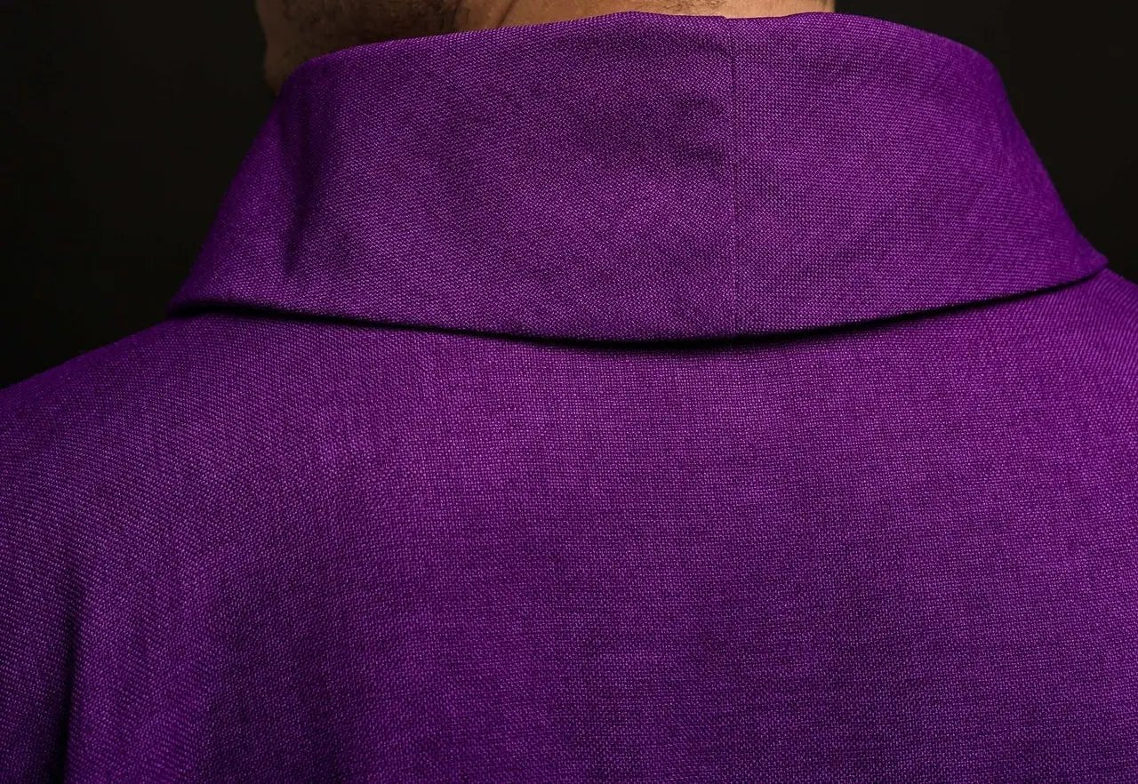 Casulla con cruces bordadas en púrpura