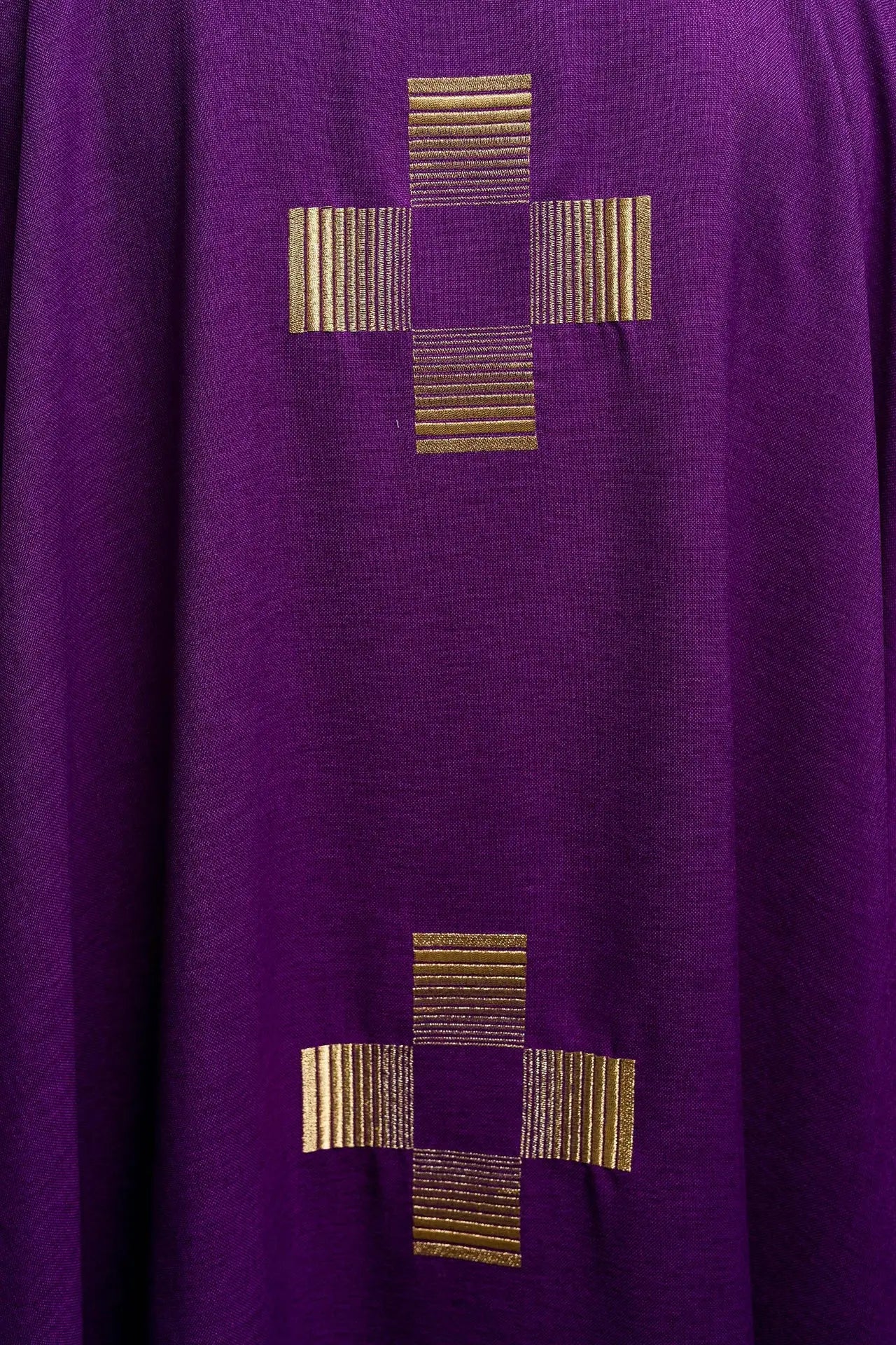 Casulla con cruces bordadas en púrpura