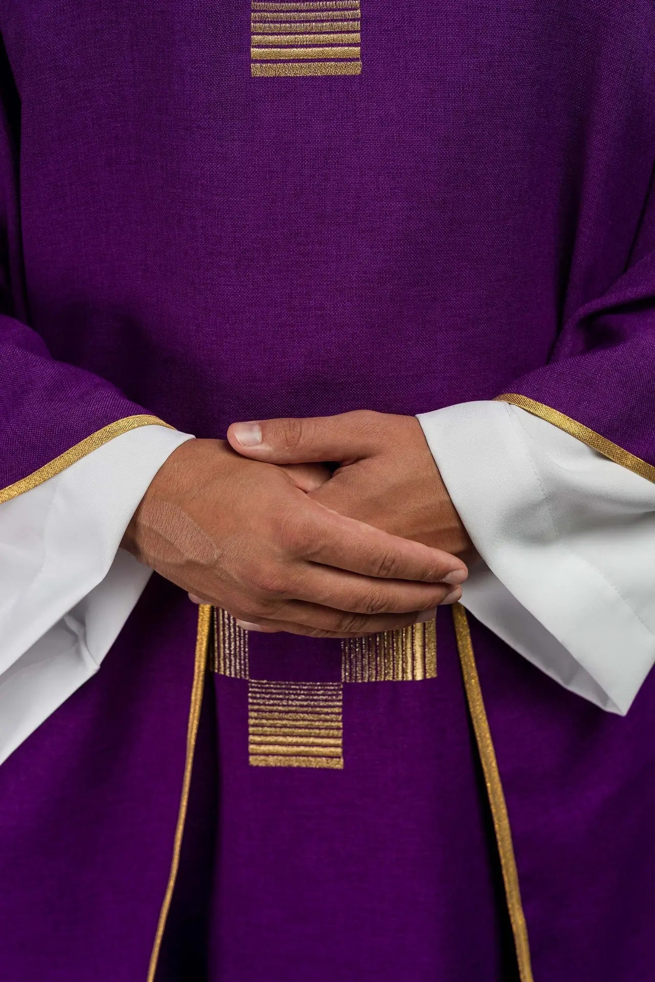 Casulla con cruces bordadas en púrpura