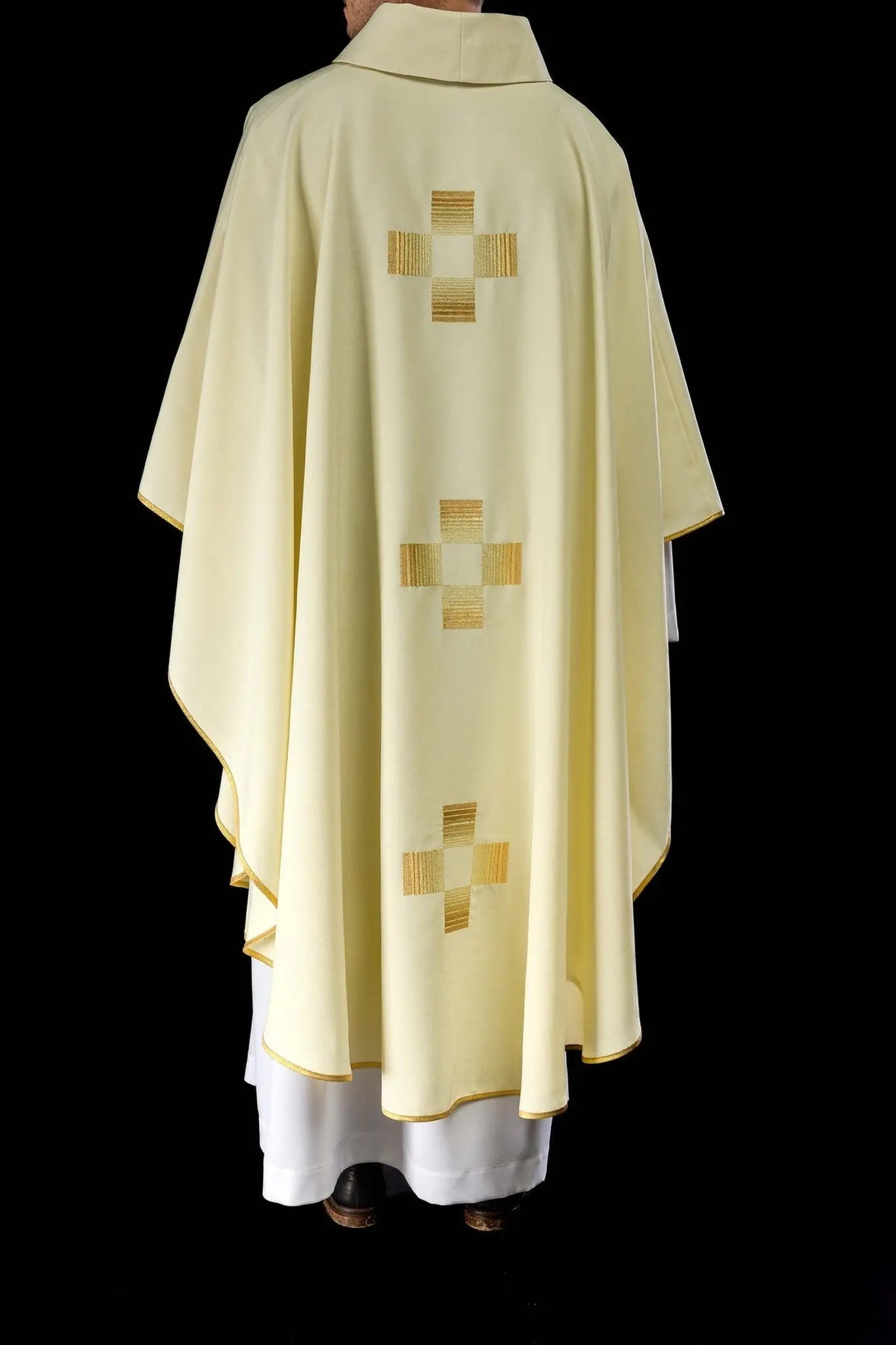 Casulla con cruces doradas bordadas