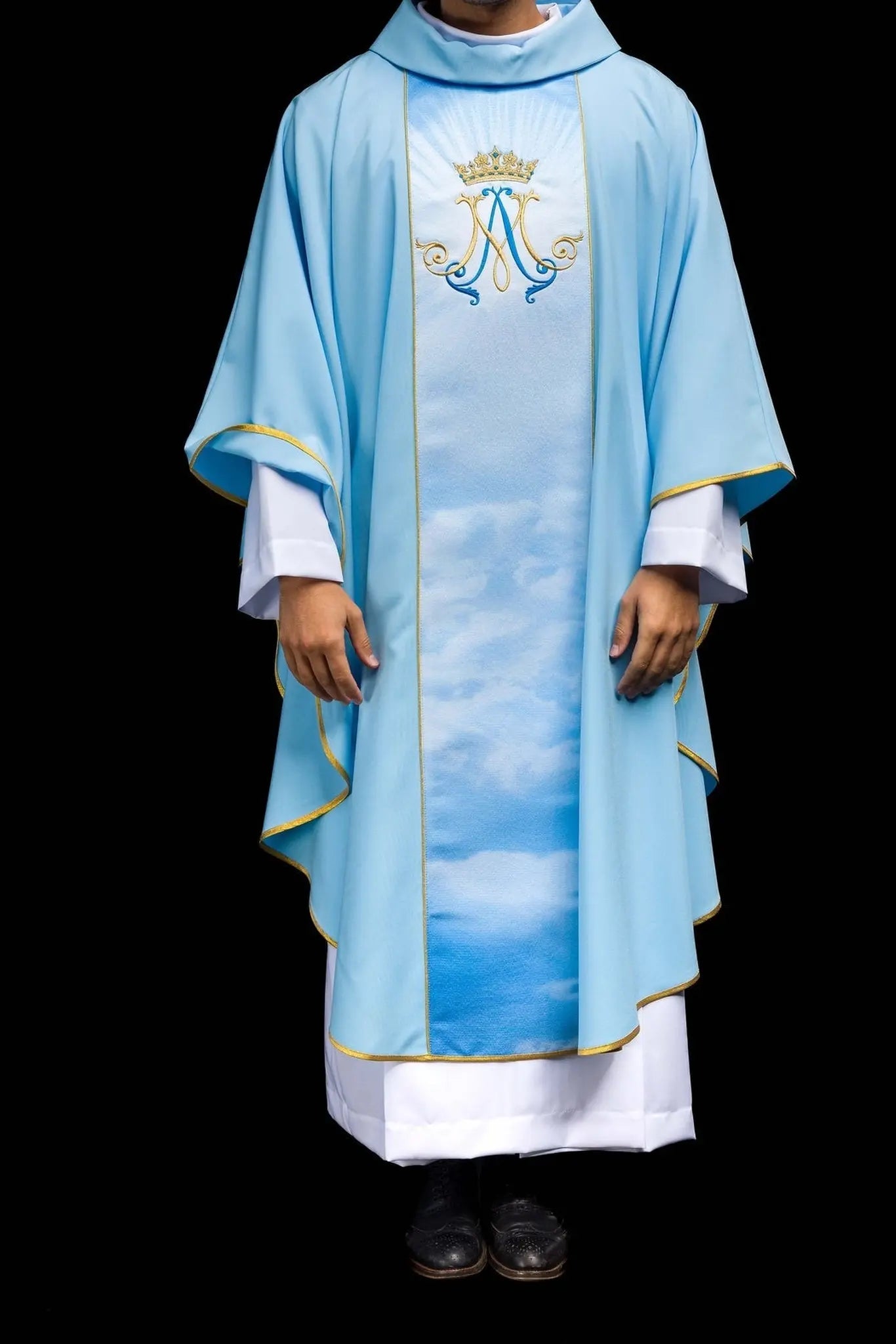 Casulla litúrgica azul mariana con cinturón sublimado y bordado