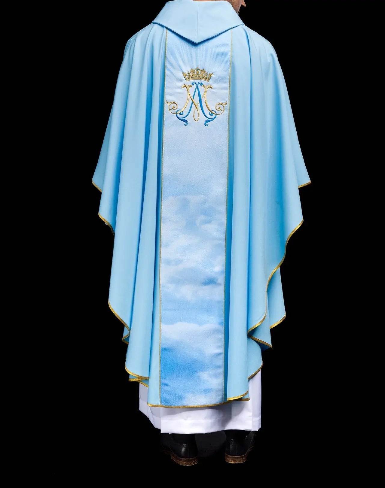 Casulla litúrgica azul mariana con cinturón sublimado y bordado