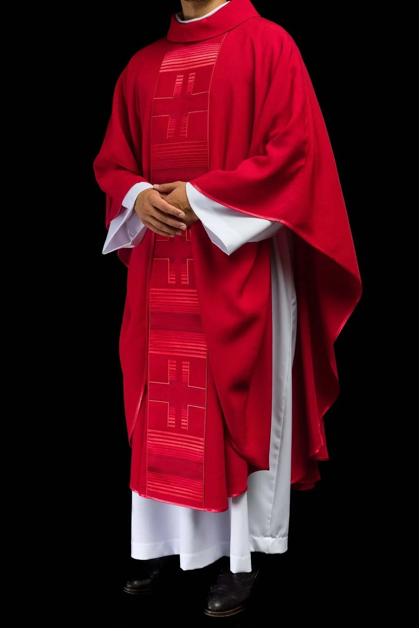 Casulla bordada con cruces en rojo
