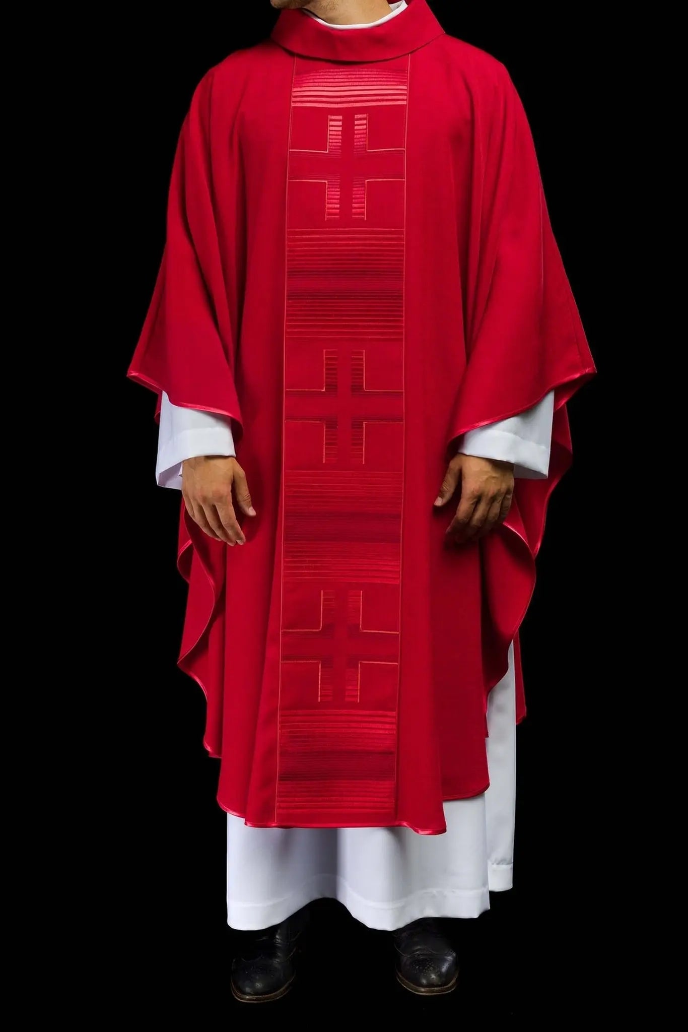 Casulla bordada con cruces en rojo
